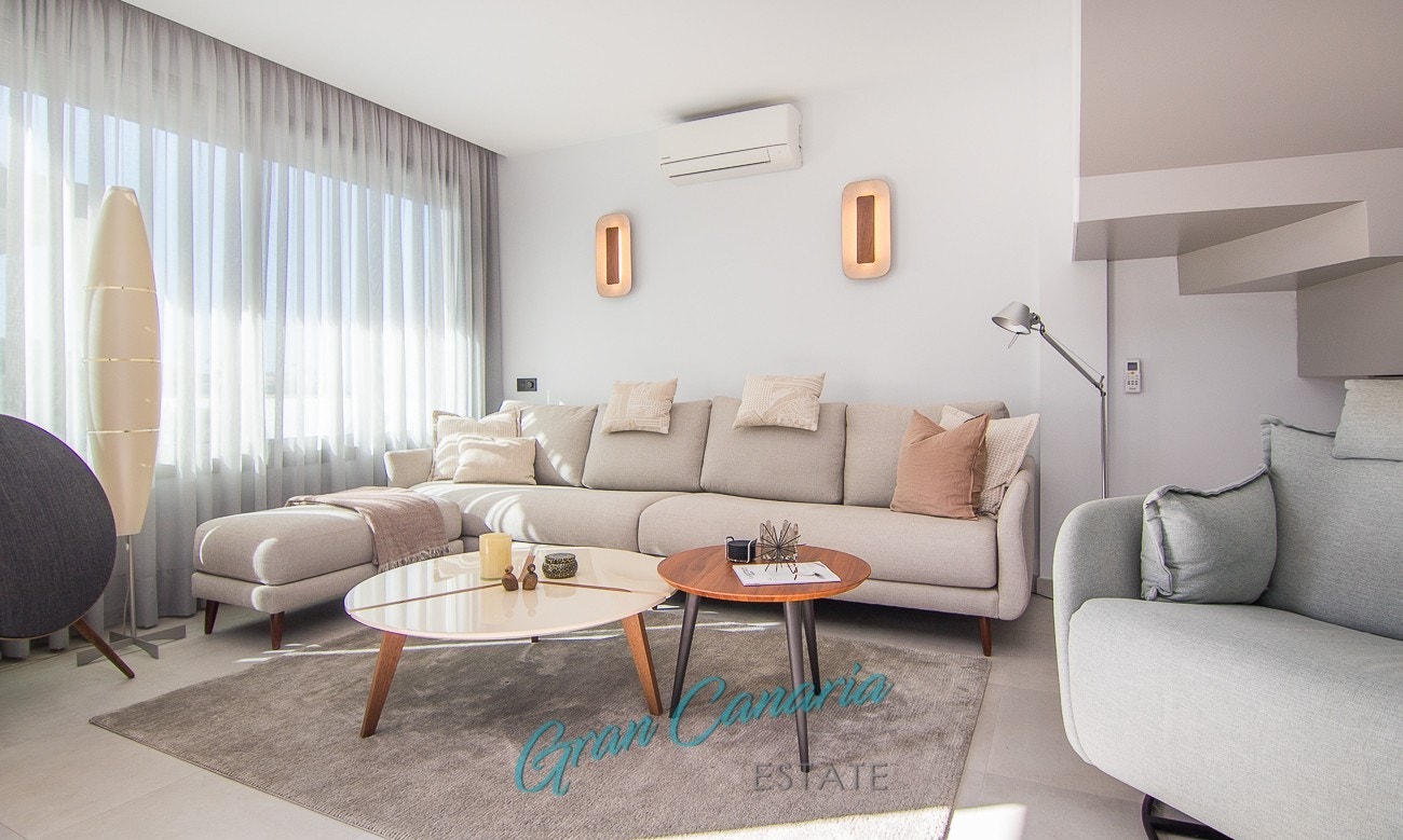 Stue del på hovedplanet med nytt gulv og ellers oppgradert med mange flotte detaljer Galleribilde