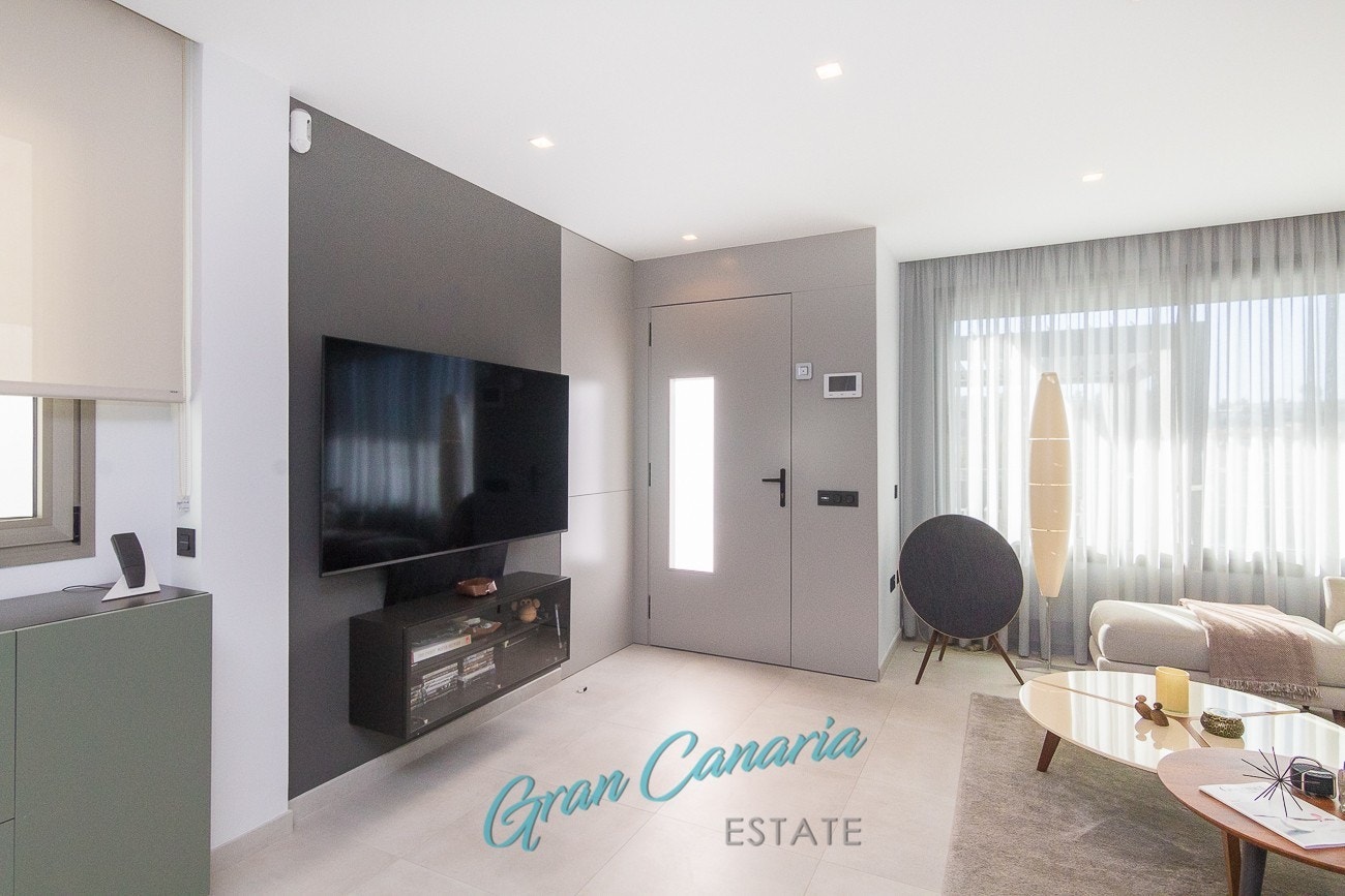 Vegg og dør foliert av møbelsnekker. Smarte push dører skjuler sikringsskap, router og kontakter Galleribilde