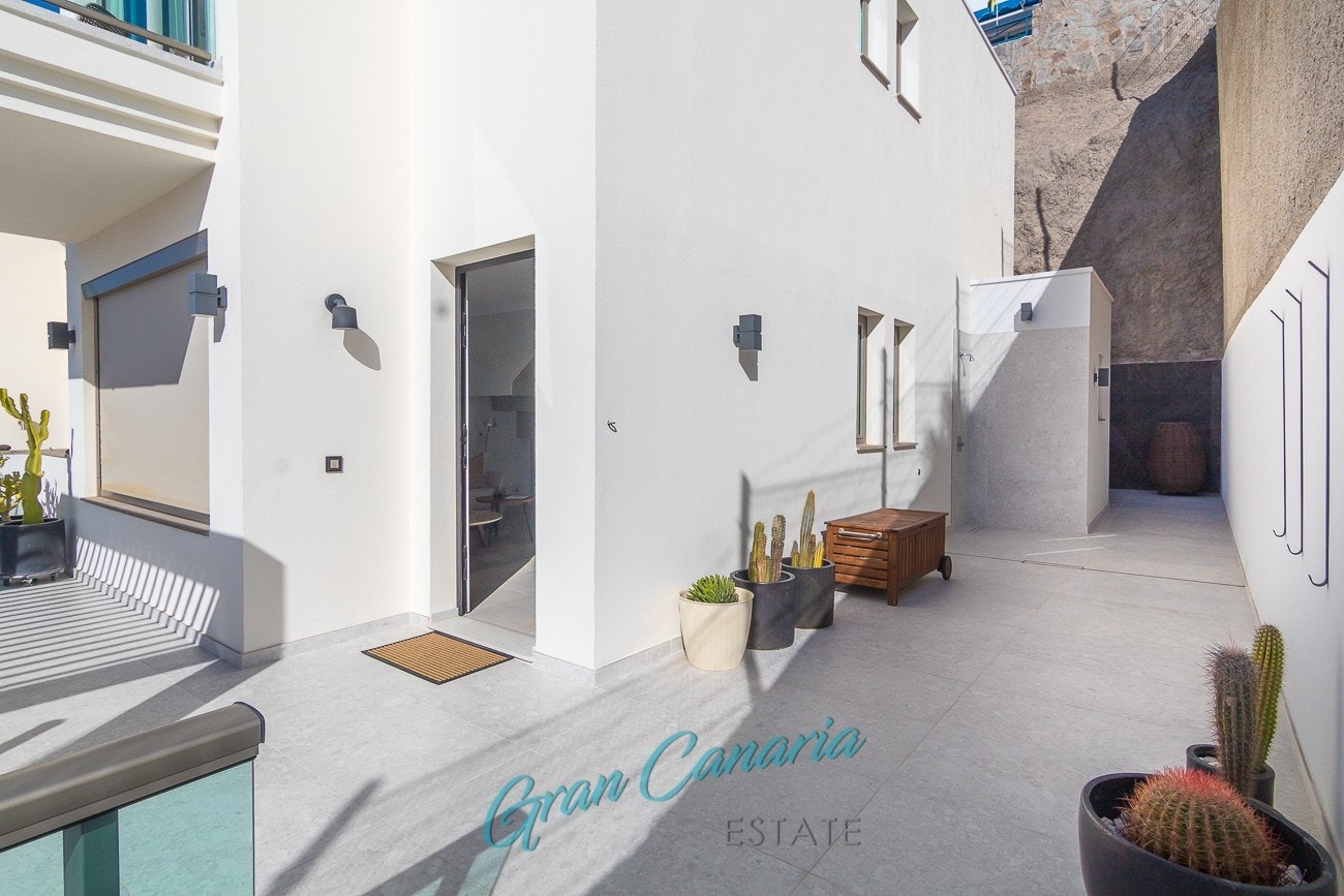 Det er både utvendig og innvendig passasje fra terrasse på forsiden og det hyggelige området på baksiden Galleribilde