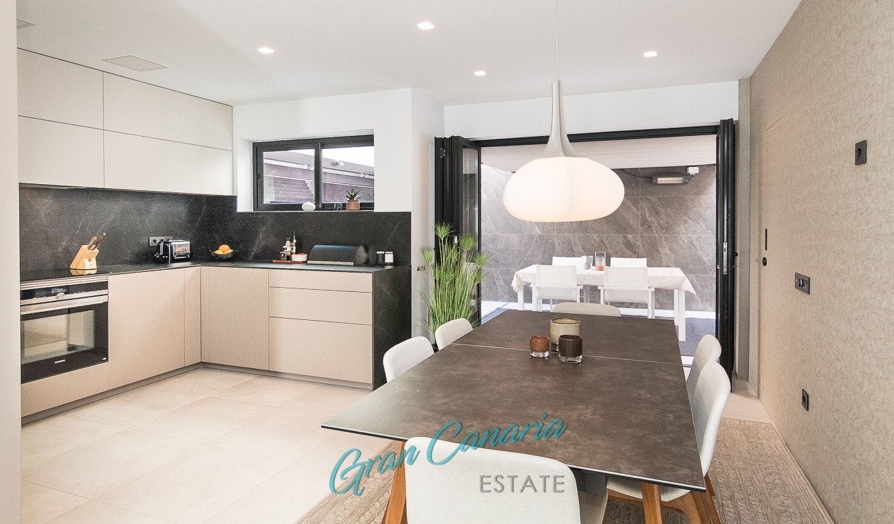 Høykvalitets foldedører fra Schüco ut mot terrassen i bakkant av villaen Galleribilde