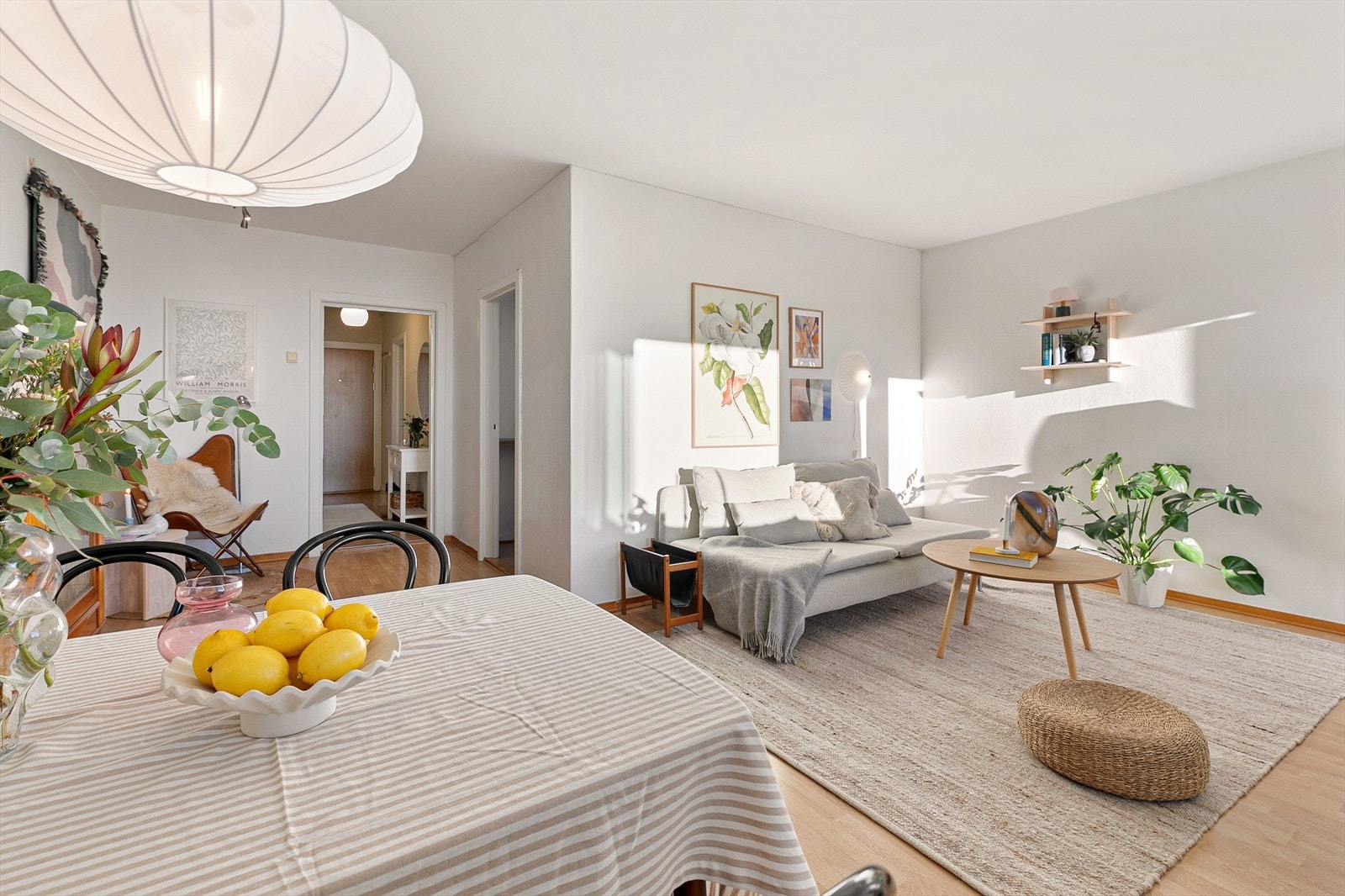 Her finner du en perfekt balanse mellom stil og funksjonalitet, med plass til både sofagruppe og spisebord. Galleribilde