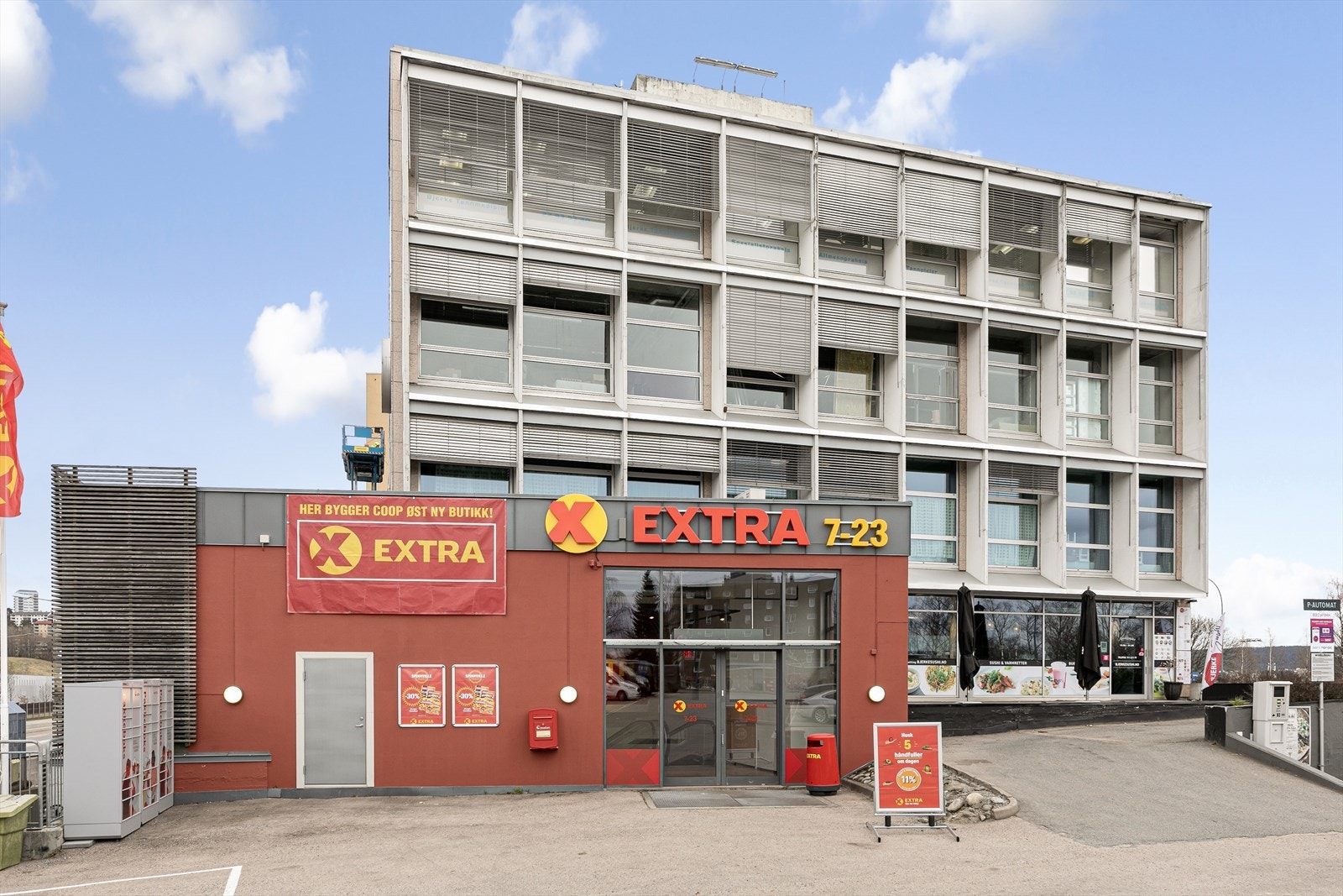 Dagligvare handel kan du gjøre bla. på coop extra som ligger like i nærheten. Galleribilde