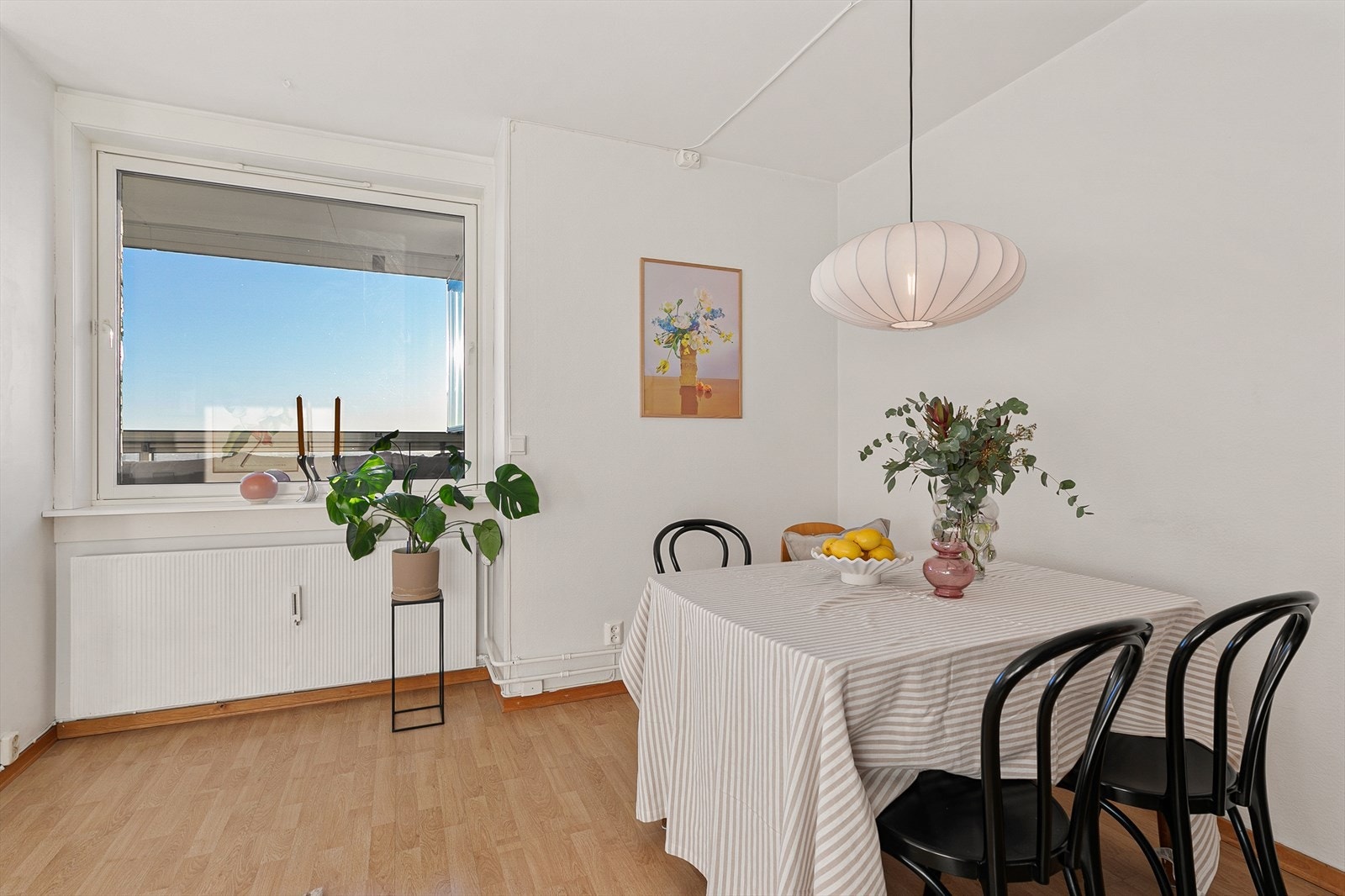 Lys og innbydende spiseplass i stuen gjør det mulig å samle venner og familie! Galleribilde