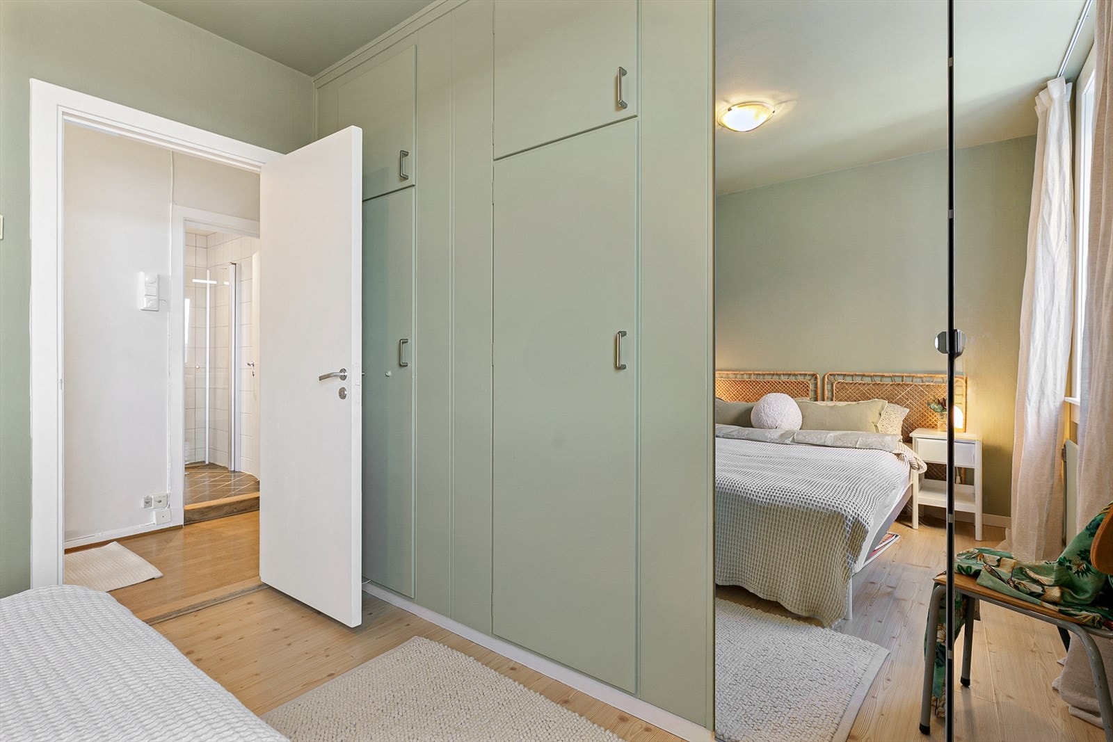 Soverommet har innebygde skap for optimal lagring med speildører. Galleribilde