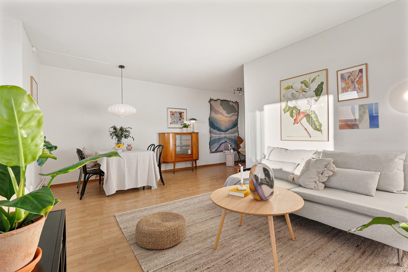 Romslig stue med flere soner gjør det enkelt å innrede etter egne ønsker og behov. Galleribilde