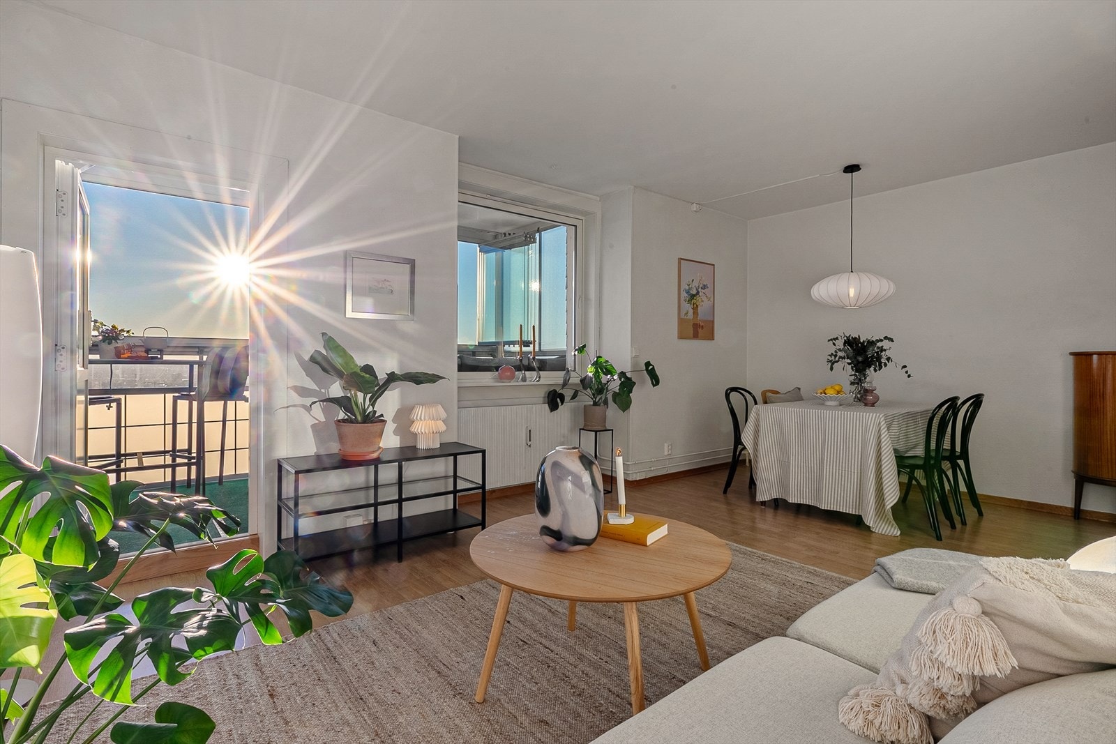 Fra stuen har du direkte adkomst til innglasset balkong. Galleribilde