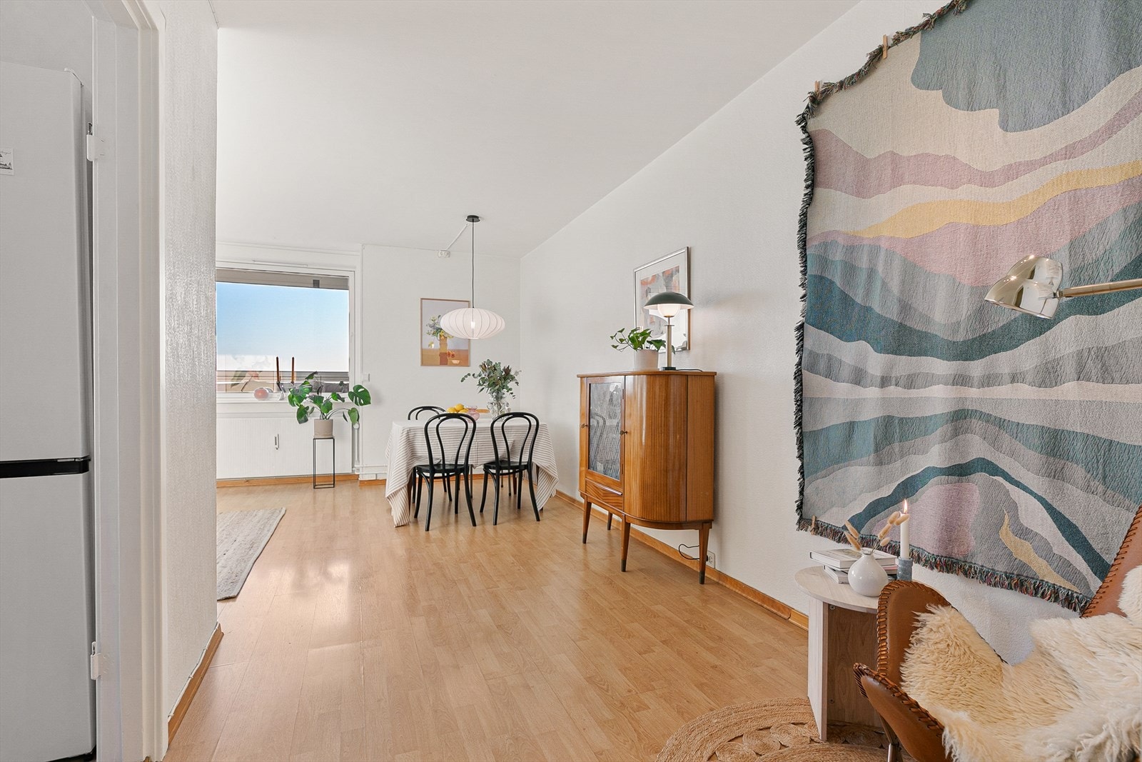 Romslig stue med plass til spisebord. Galleribilde