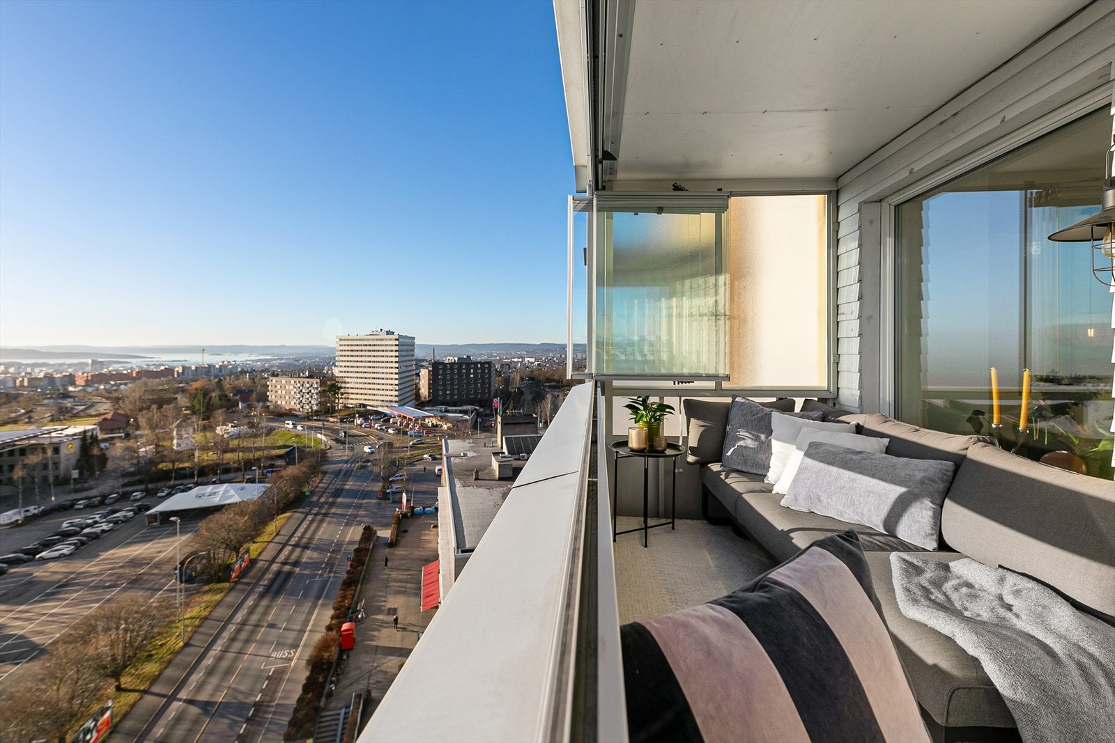 God plass til sittegruppe hvor du kan nyte late dager. Balkongen er sydvendt. Galleribilde