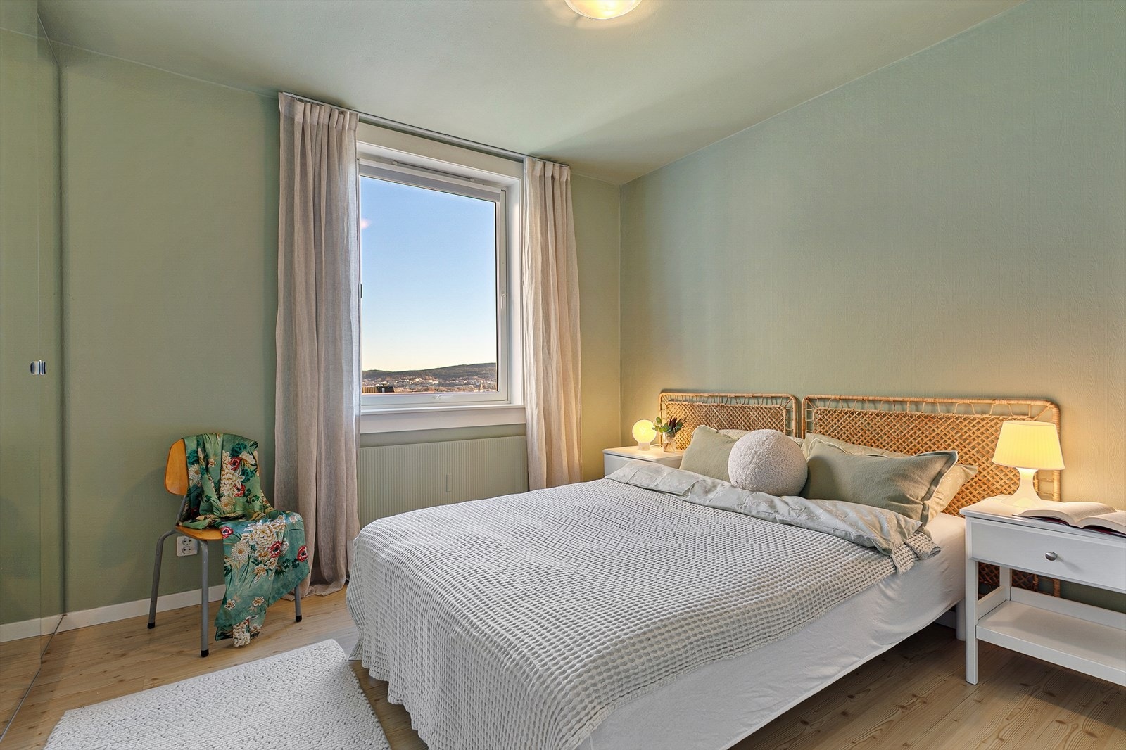 Komfortabelt og romslig soverom med god plass til dobbeltseng og tilhørende møblement. Galleribilde