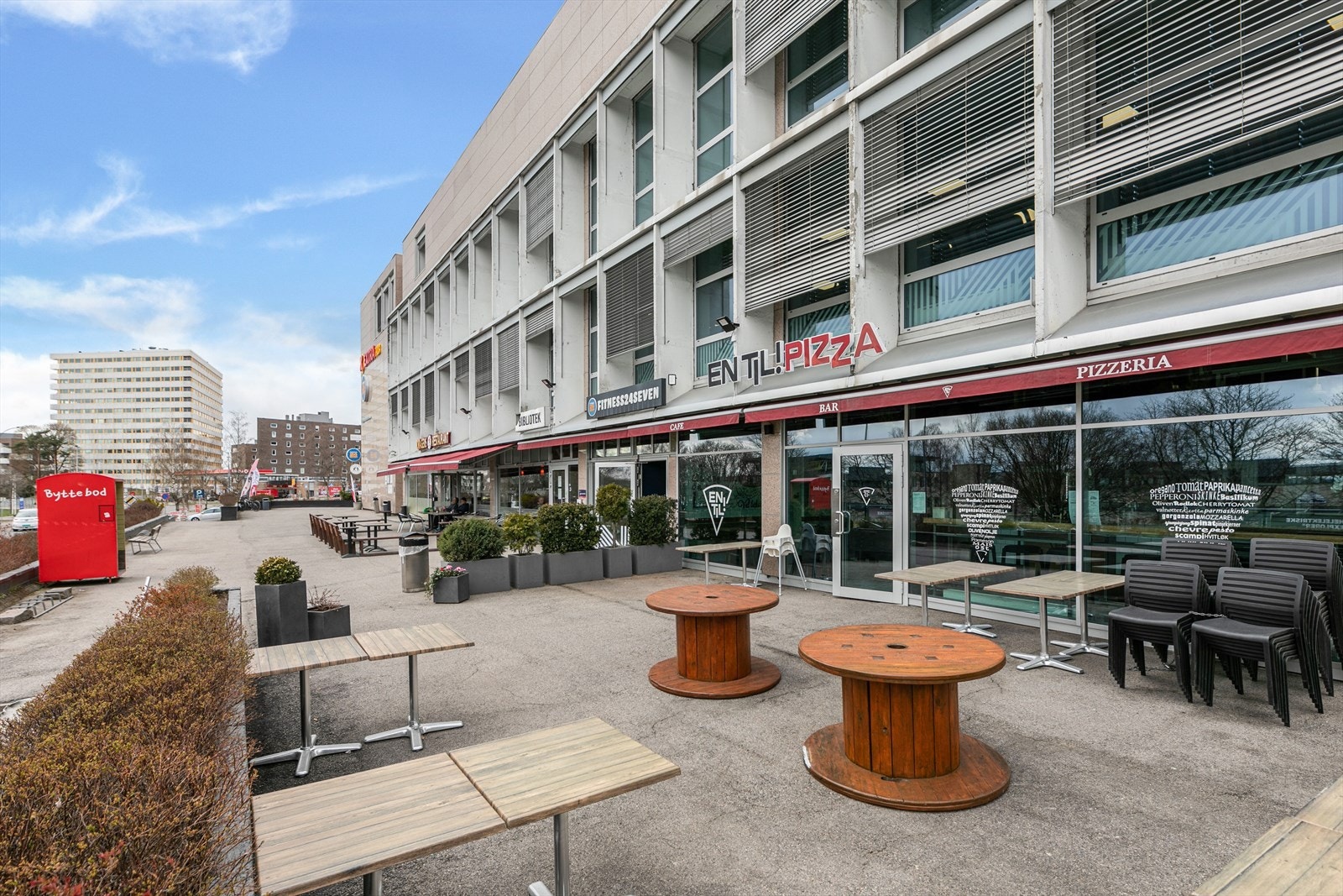 Det finnes gode mattilbud i området som f.eks populære "En Til! Pizza". Galleribilde