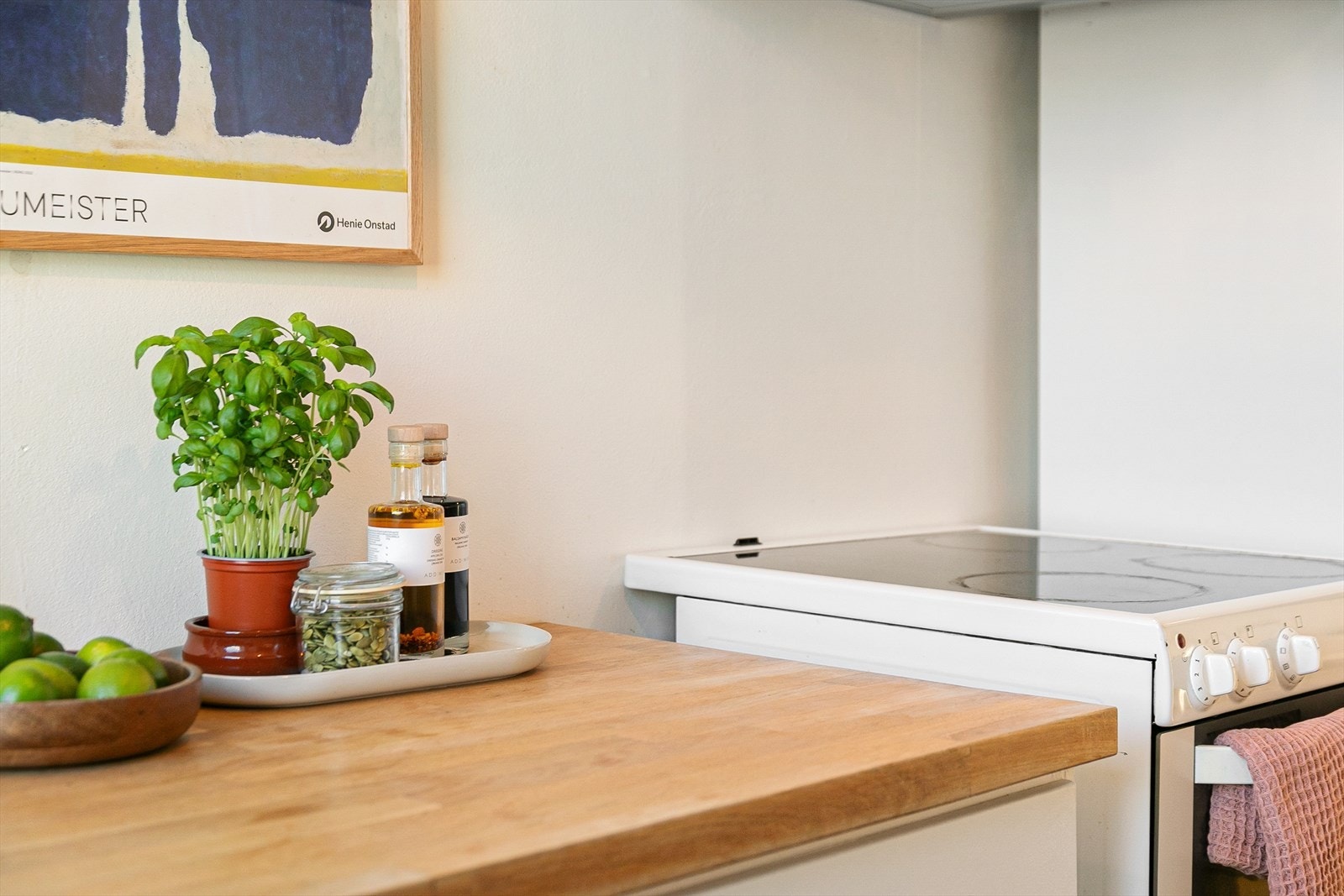 Kjøkkenbenk med komfyr og plass til matlaging. Galleribilde