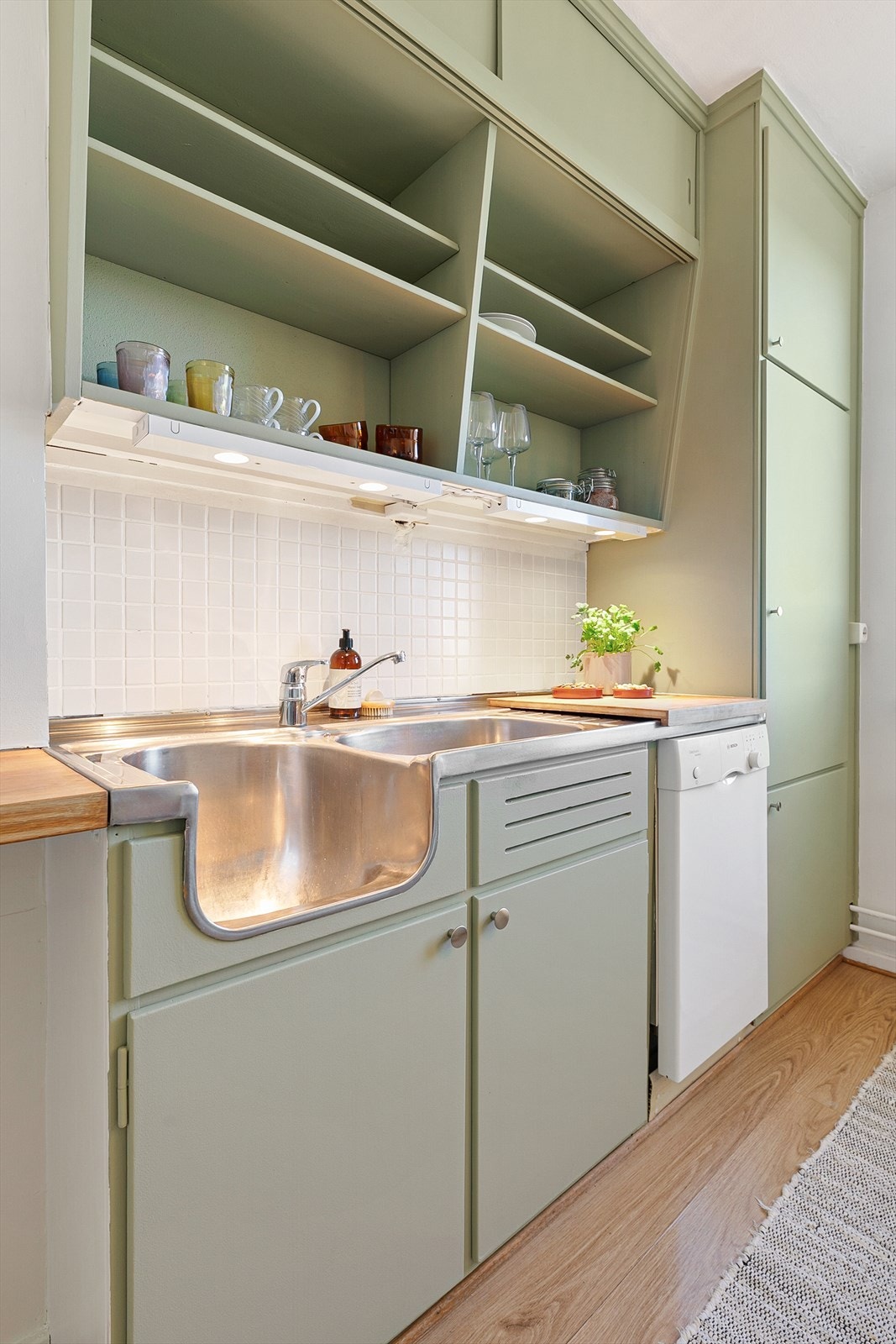 Kjøkken med god oppbevaringsplass og opplegg for oppvaskmaskin. Galleribilde