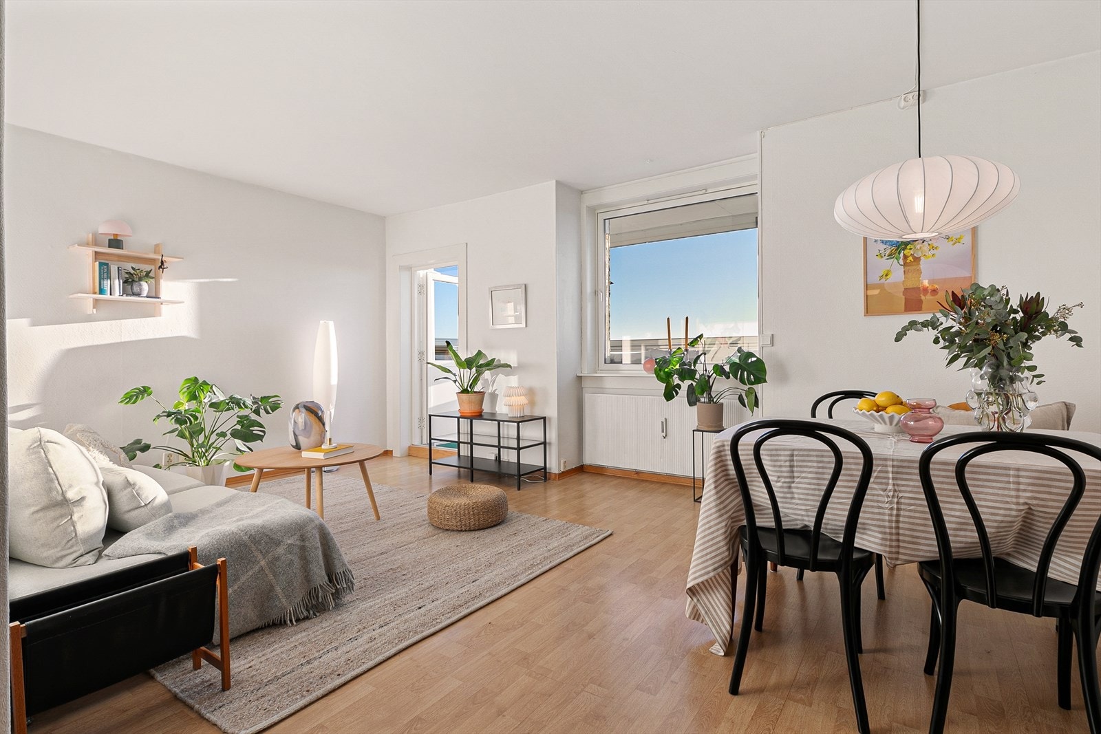 Den åpne romløsningen i stuen gir en luftig atmosfære, mens store vindusflater slipper inn rikelig med naturlig lys. Galleribilde