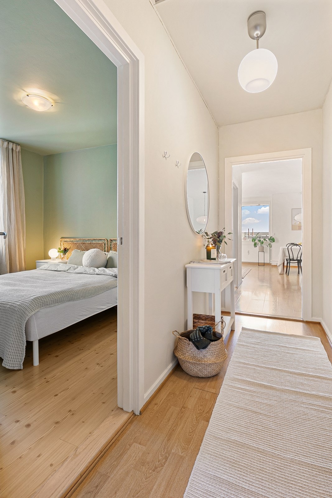 Innbydende gang som skaper et godt førsteinntrykk av leiligheten. Galleribilde