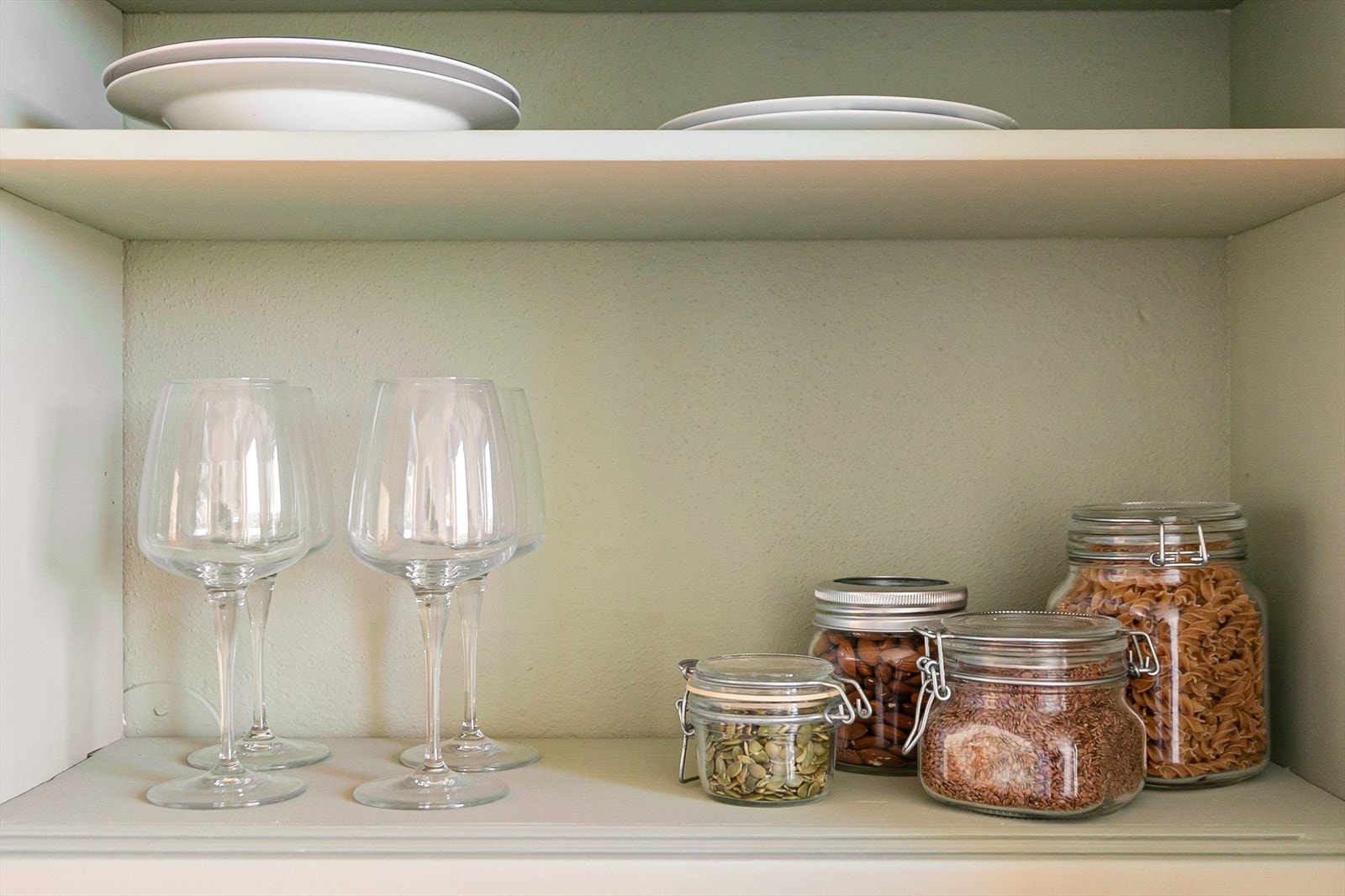 Praktiske hyller på kjøkkenet for enkel oppbevaring. Galleribilde