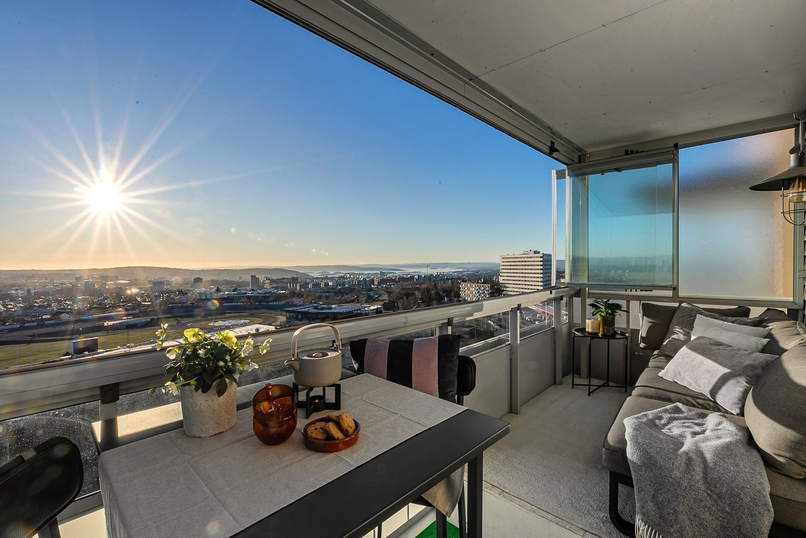 Mulighet for hyggelige måltider ute sammen med venner og familie mens utsikten nytes! Galleribilde