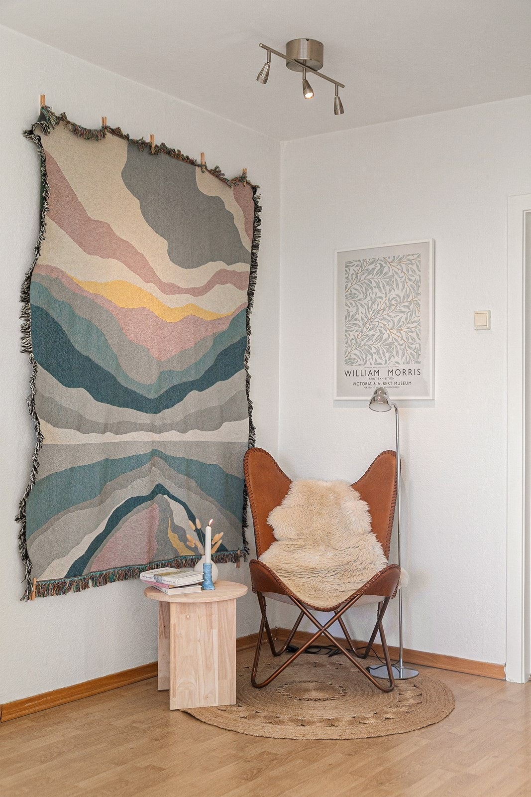 Koselig hjørne i stuen for lesing og avslapning. Galleribilde