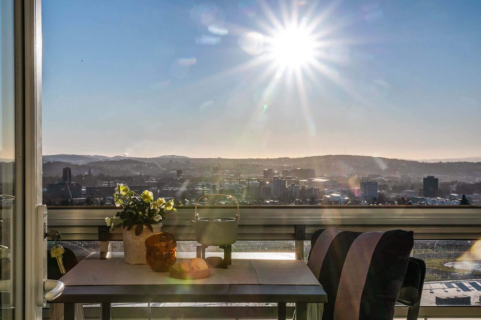 Den innglassede balkongen gir rommet enda flere bruksmuligheter, og forlenger stuen hele året! Galleribilde