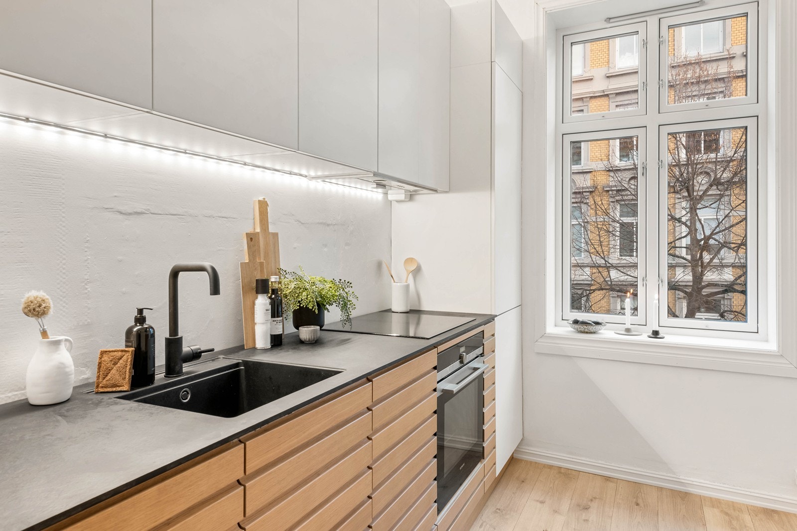 Flotte profilerte fronter og benkeplate av laminat Galleribilde