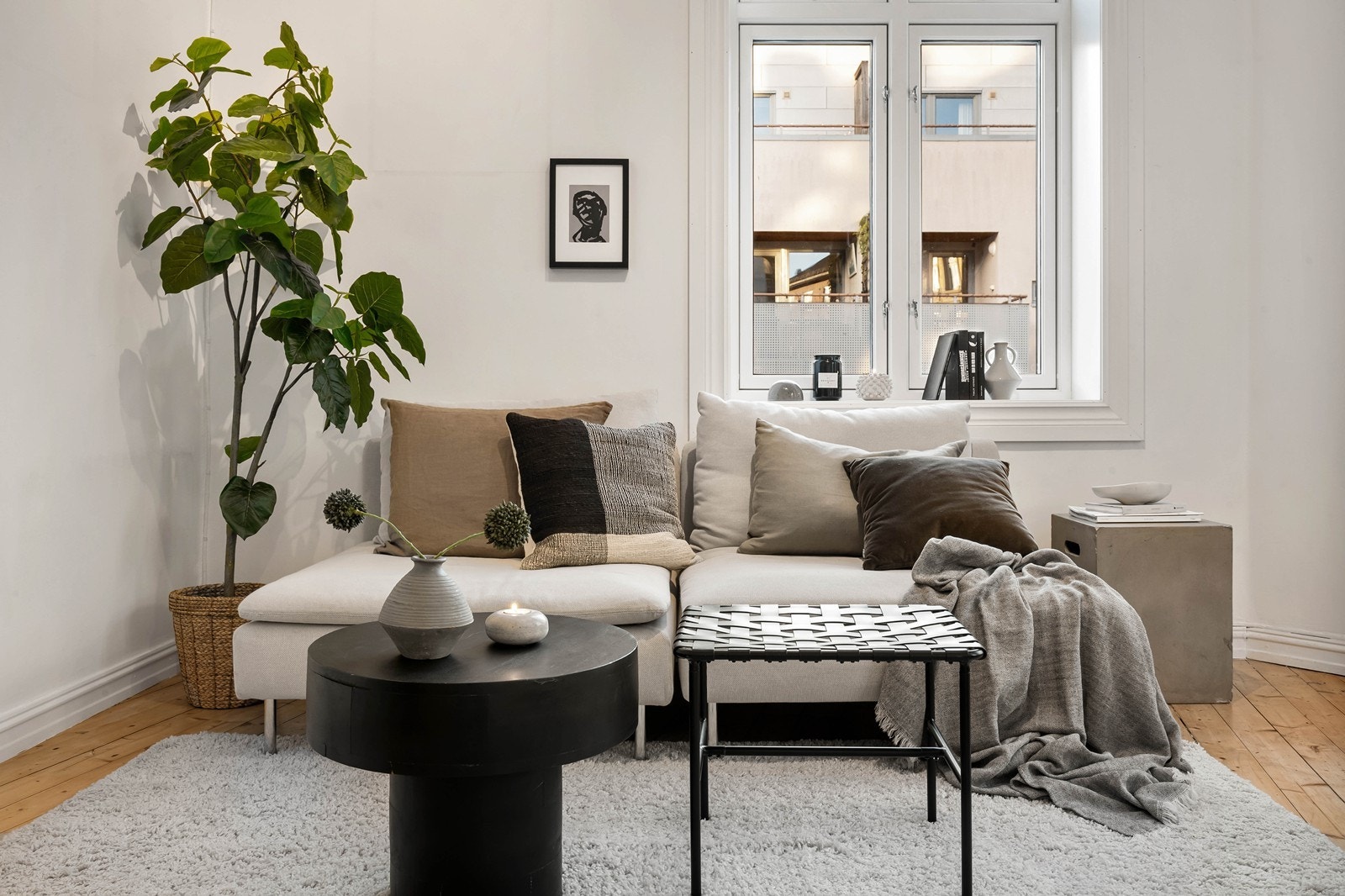 Stuen har generøs takhøyde som gir en luftig og åpen følelse Galleribilde