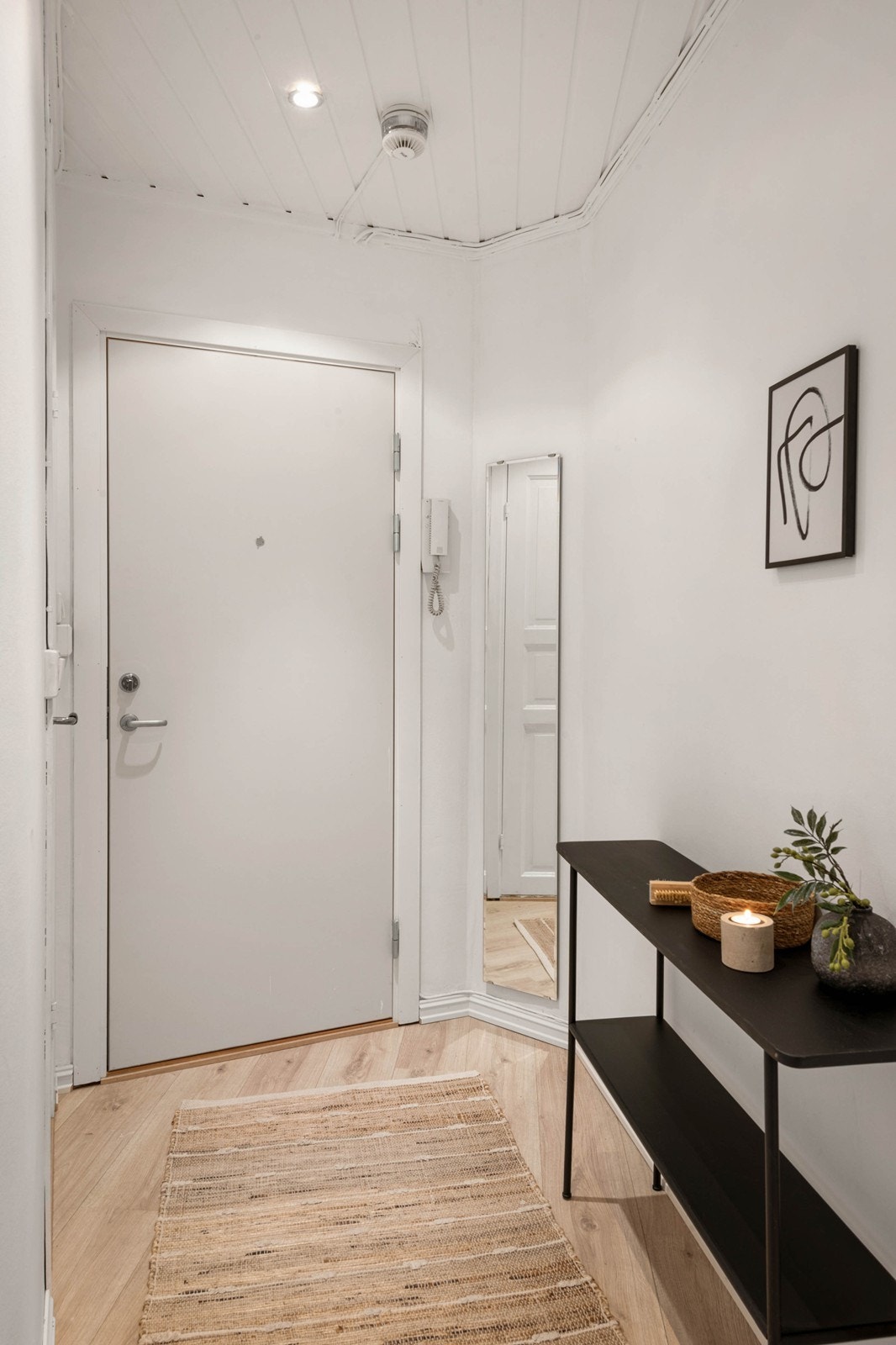 Nylig malte overflater på soverom, kjøkken og gang Galleribilde