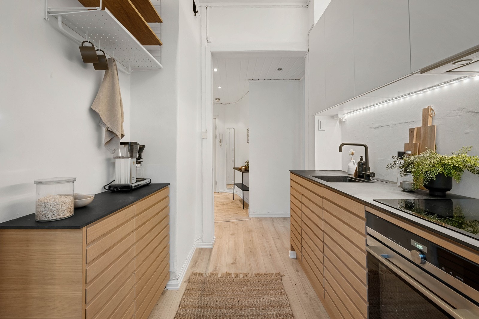 Kjøkkenet er utstyrt med integrerte hvitevarer Galleribilde