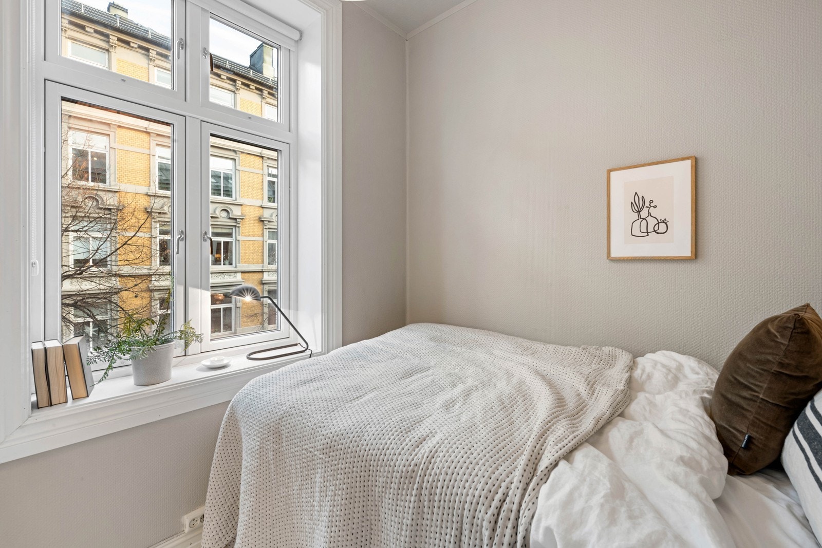 Hyggelig soverom som har godt med lys og luft Galleribilde