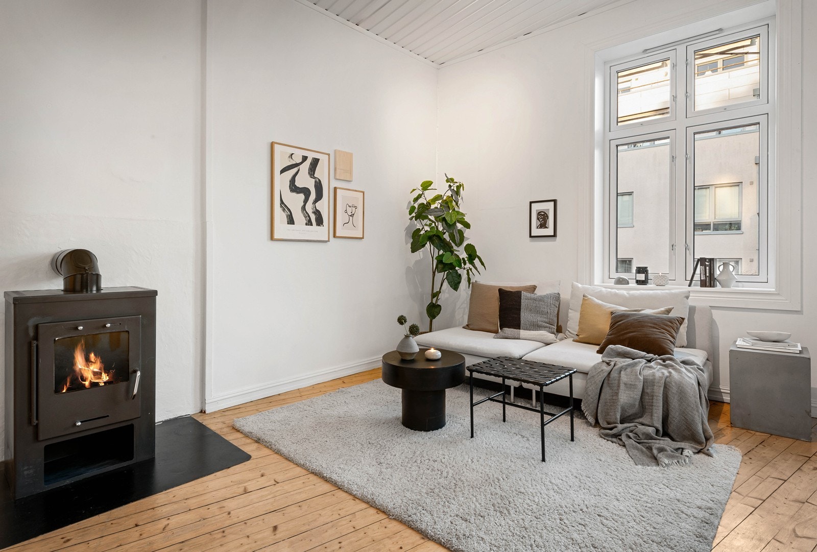 Romslig stue med peis Galleribilde