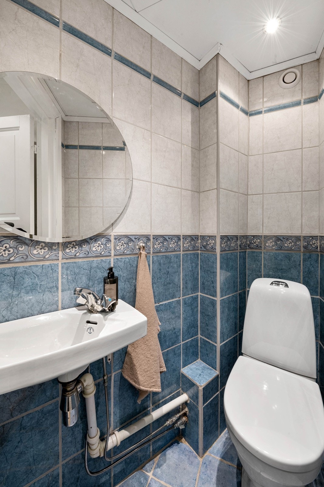 Separat toalett med ny WC fra 2021 Galleribilde