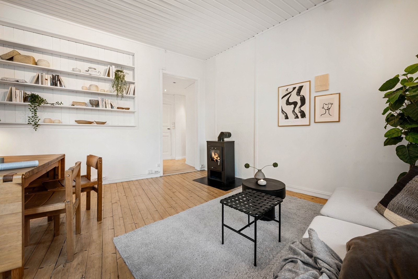 Stuen har flotte, originale tregulv som gir et klassisk preg Galleribilde