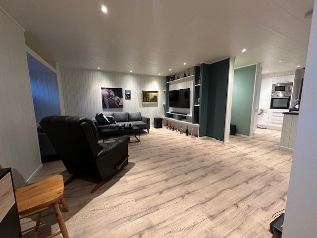 Romslig stue. Galleribilde