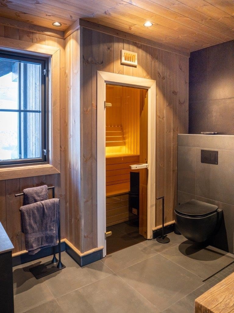 Bad 2 med plassbygd badstue i osp Galleribilde