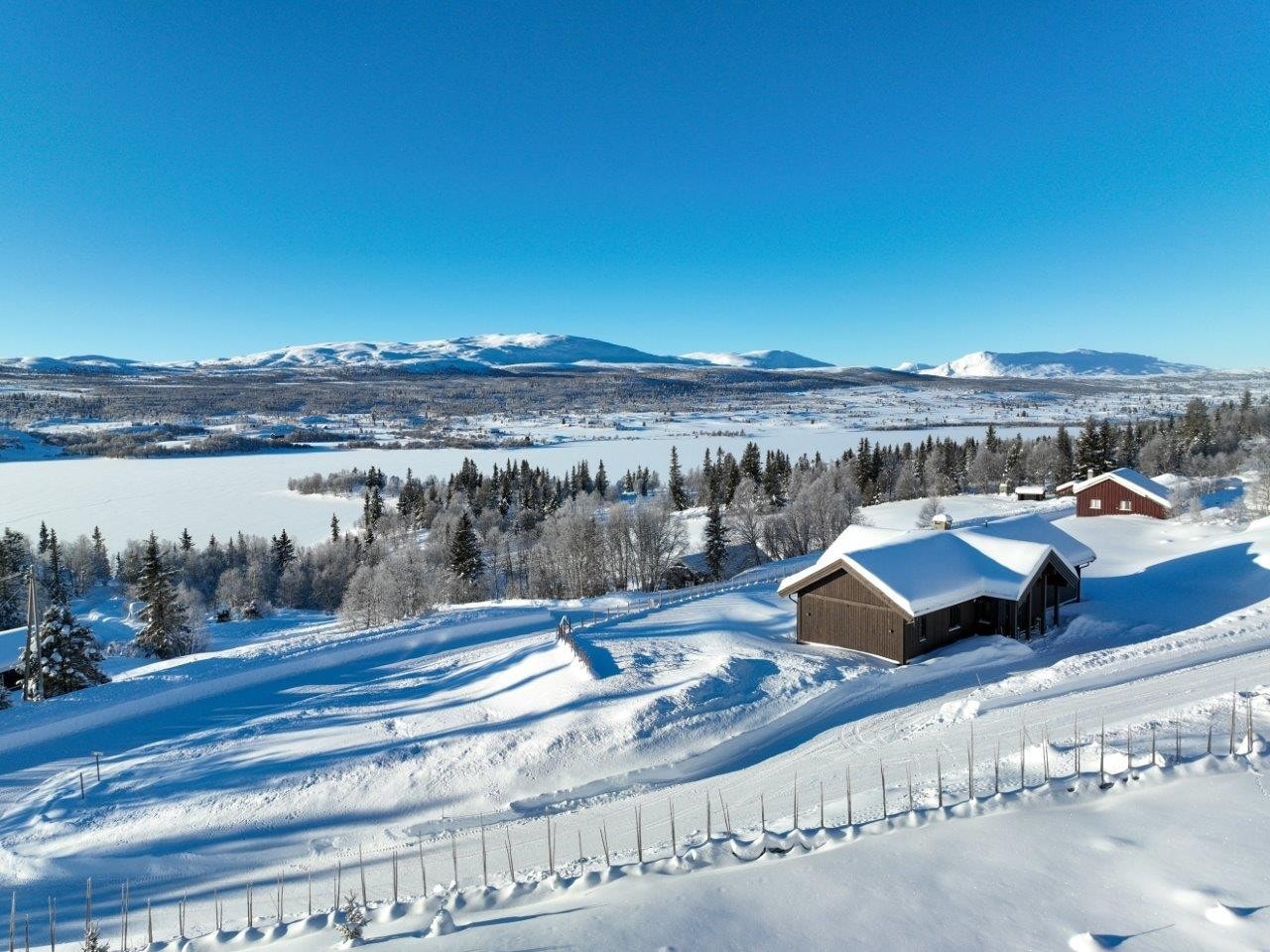Hyttene ligger nydelig til, med enorm utsikt ! Galleribilde