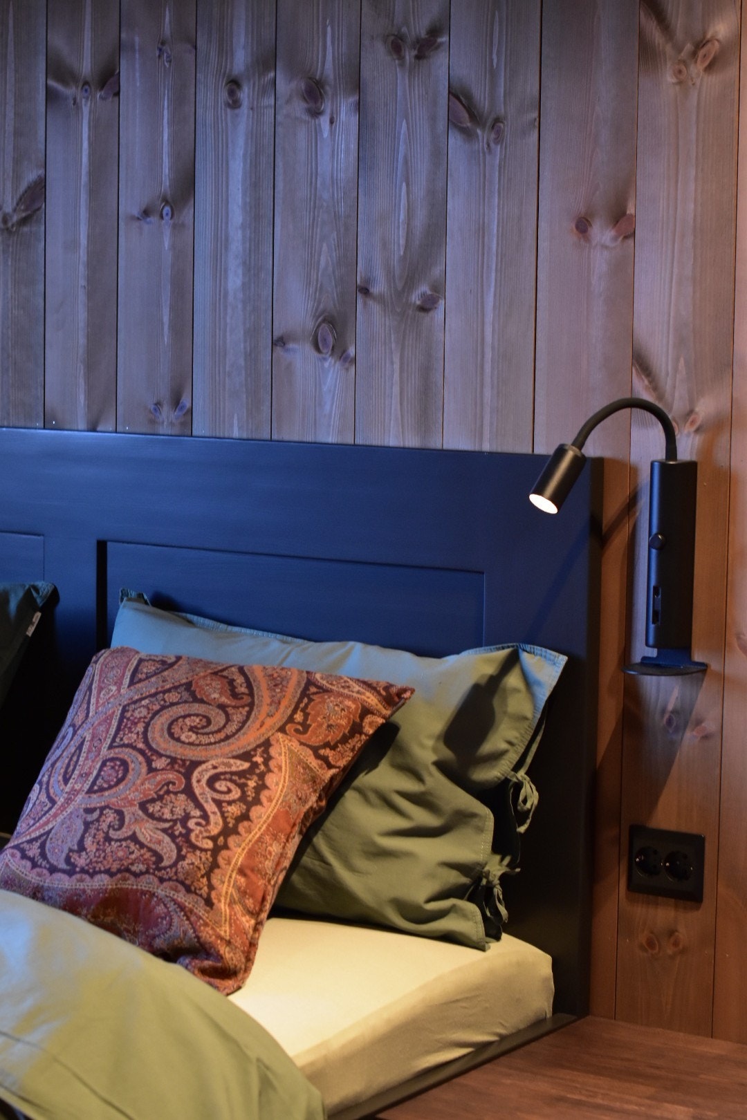 Fastmonterte lamper med lademuligheter, flere steder Galleribilde