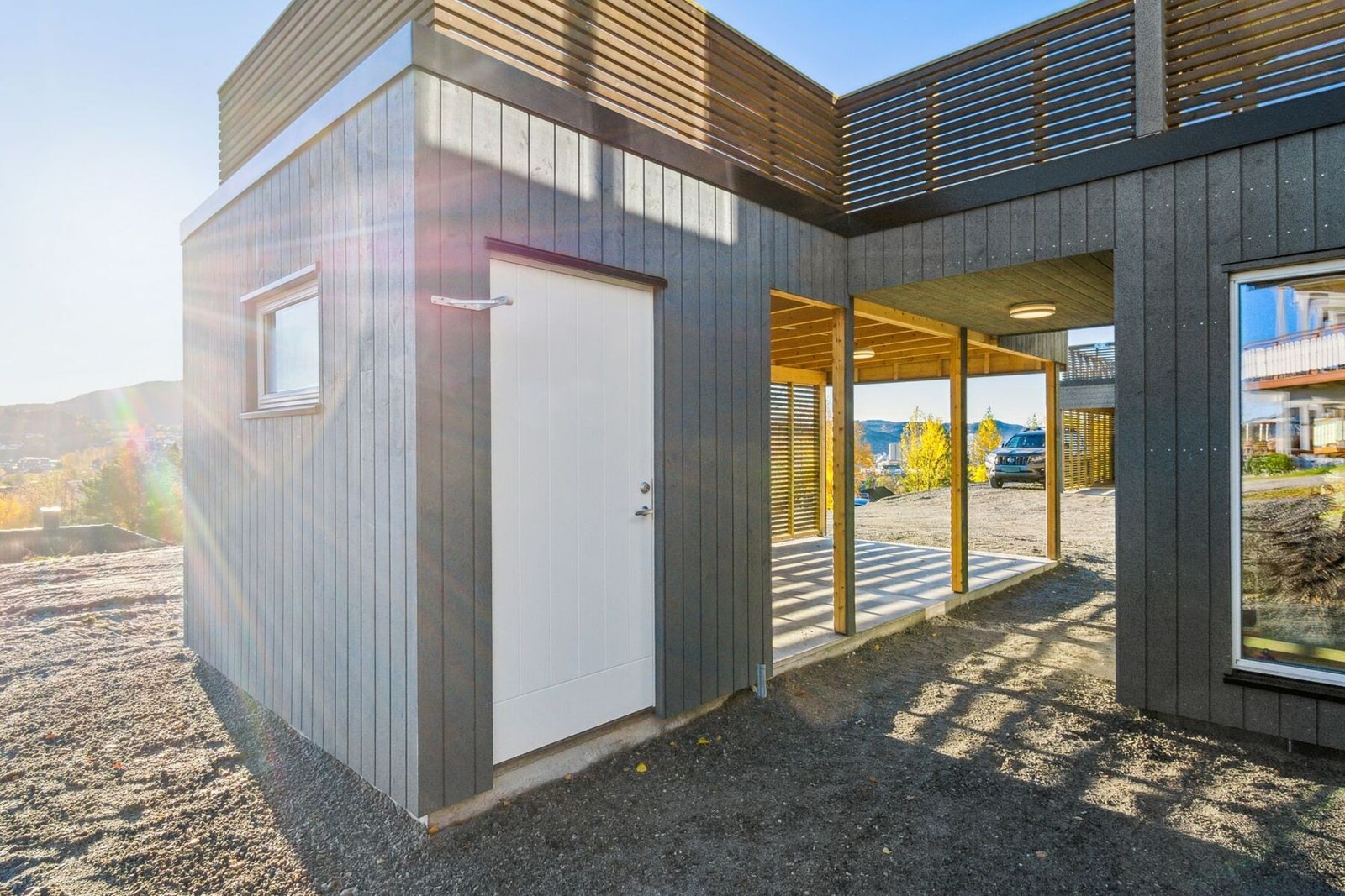 I bakkant er det praktisk bod på 5 kvm. Galleribilde