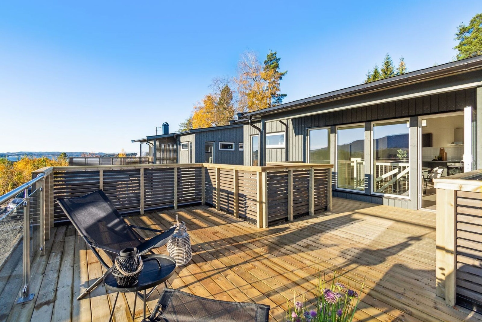 Romslig uteareal med god plass til utemøblement! Galleribilde