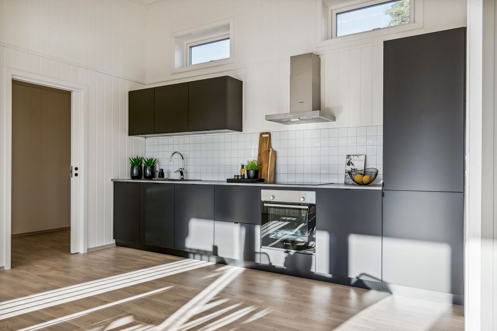 Moderne kjøkkeninnredning med integrerte hvitevarer Galleribilde