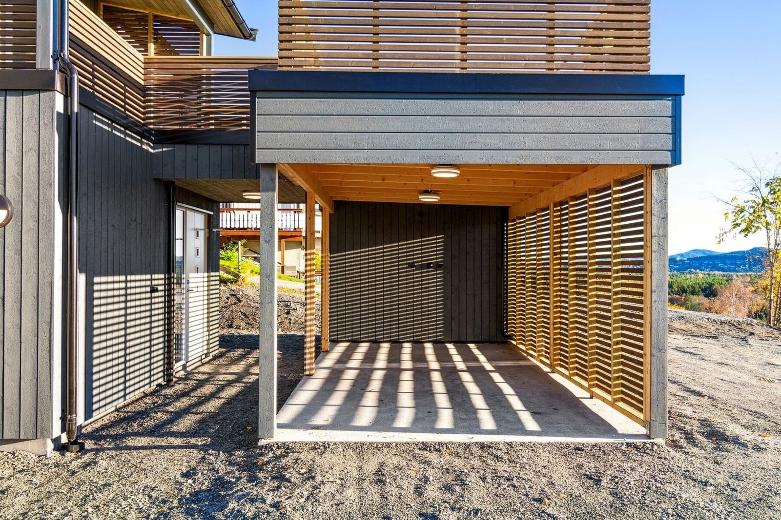 Carport i tilknytning til inngangsparti Galleribilde