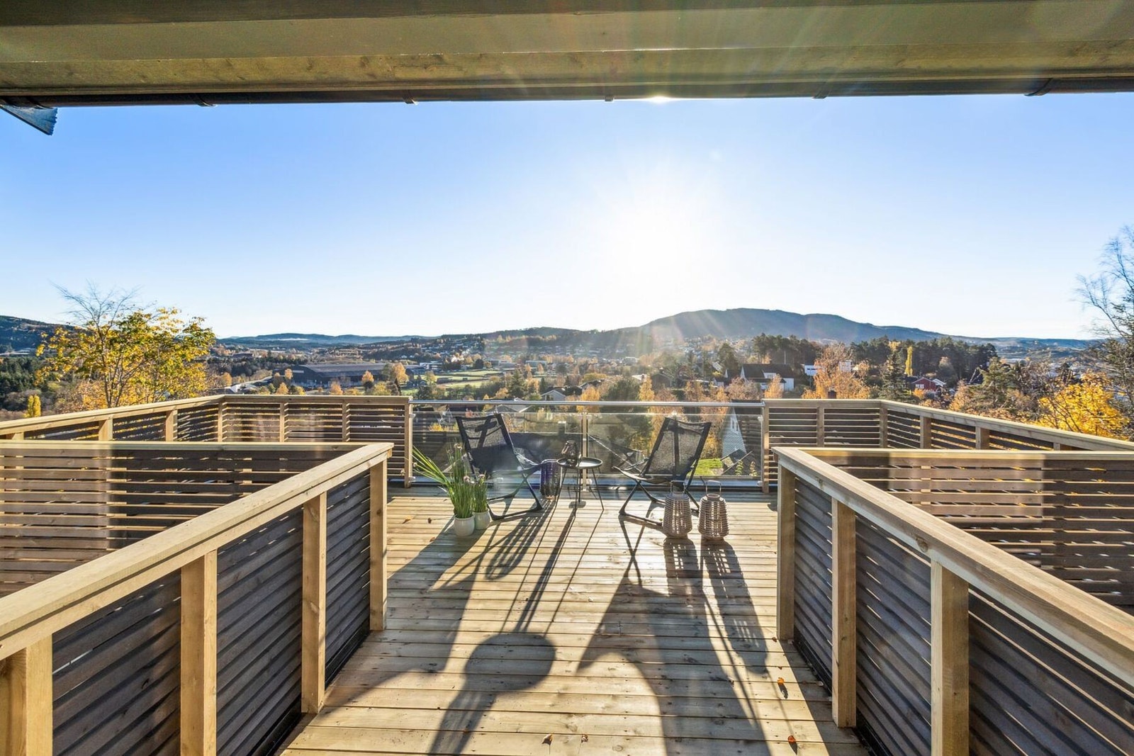 Fra stuen er det utgang til solrik balkong på ca 31 kvm. Galleribilde