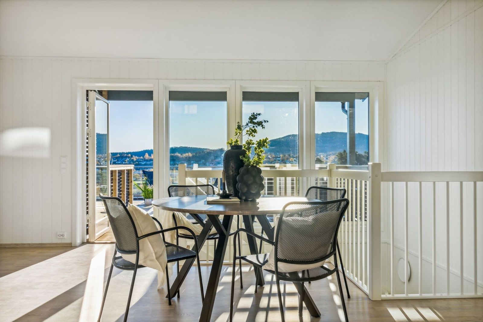 Fra spisebordet kan man nyte utsikten! Galleribilde