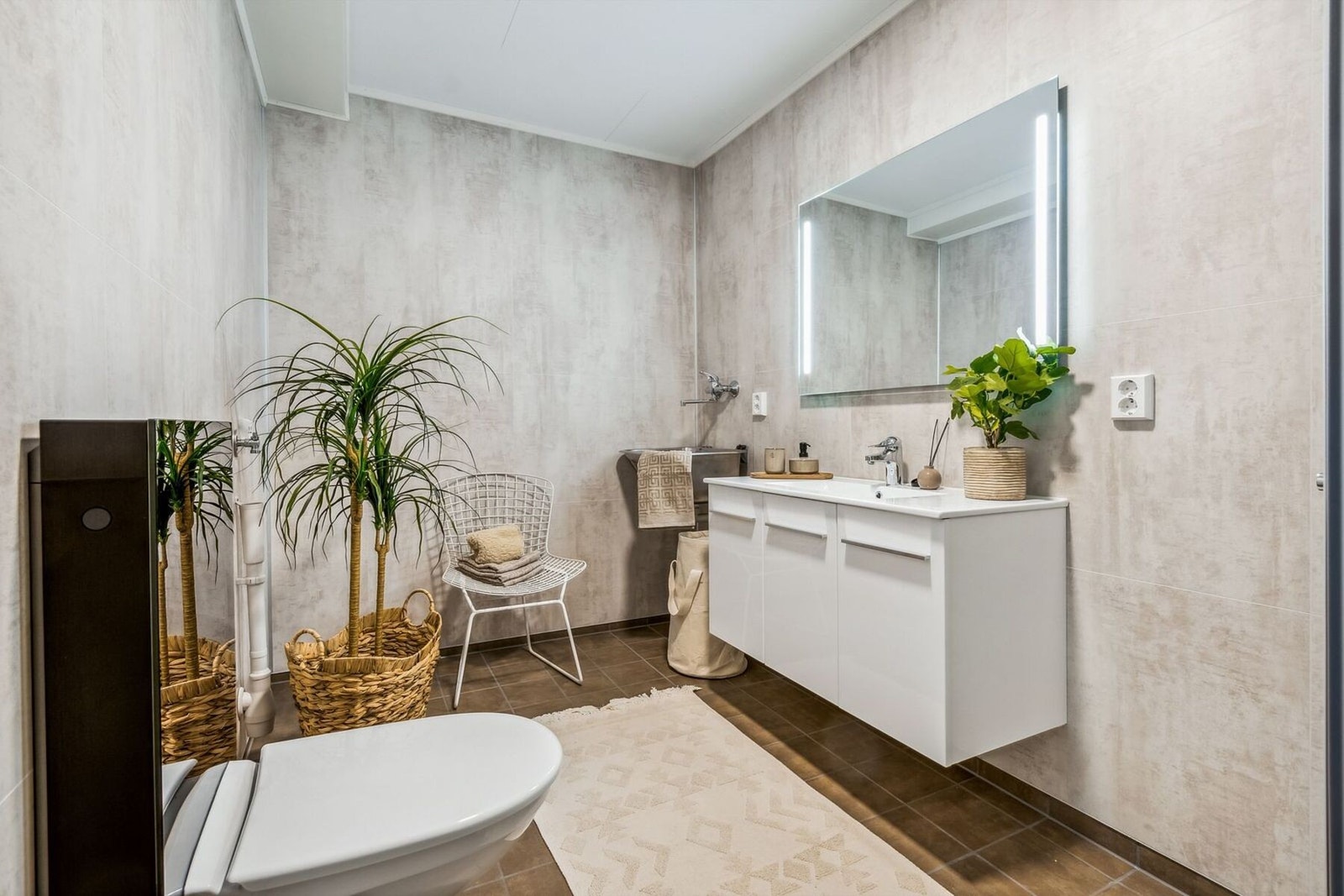 Bad/vaskerom - ca 6,5 kvm. Utstyrt med servantskap, toalett, dusj, utslagsvask og opplegg for vaskemaskin Galleribilde