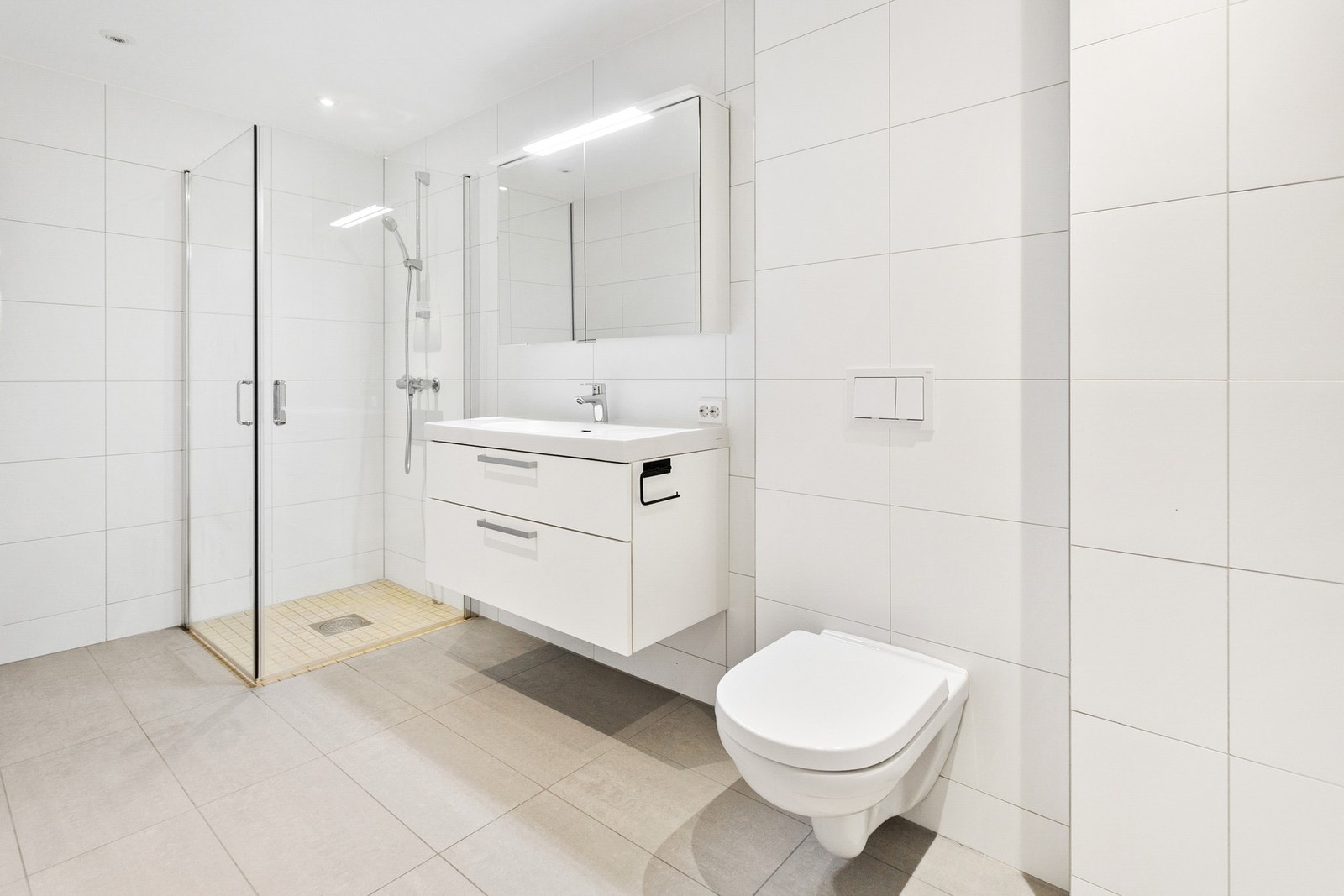 Pent bad med keramiske fliser på vegger og gulv Galleribilde