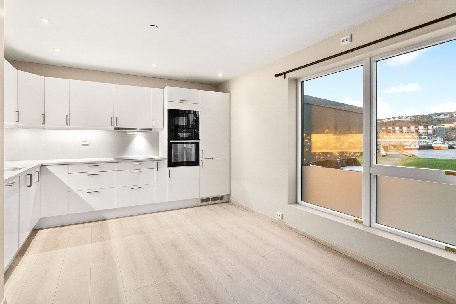 Spotter i himlingen gir et koselig lys til kjøkkenet Galleribilde