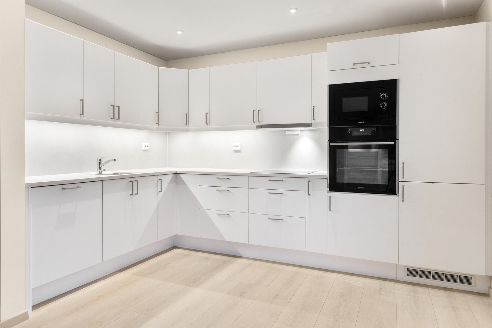 Moderne kjøkken i tidløs stil Galleribilde