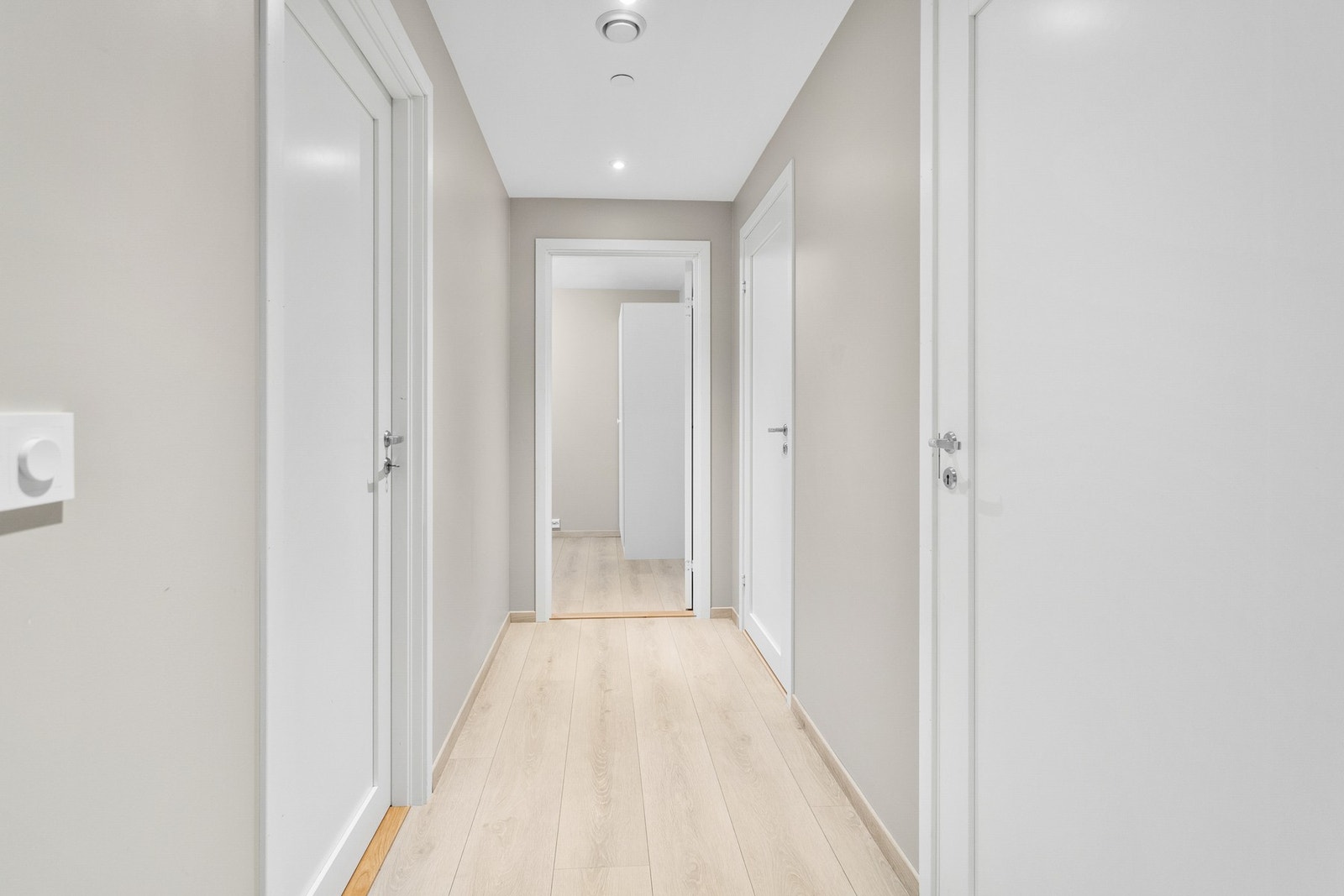 Leiligheten består av entrè, stue/kjøkken, 2 soverom, bad og bod/vaskerom Galleribilde