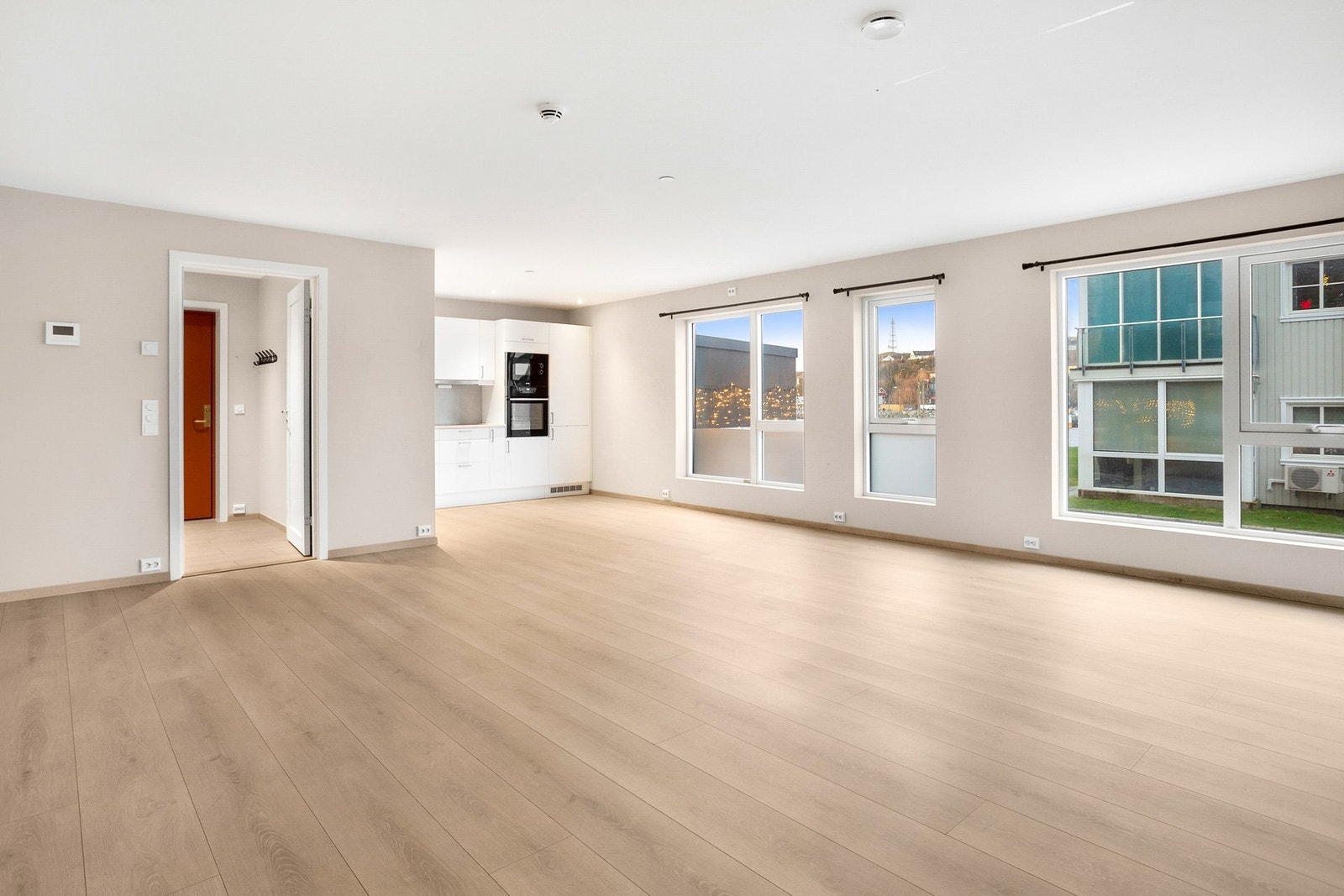 God romfølelse med åpen løsning til stue/kjøkken Galleribilde