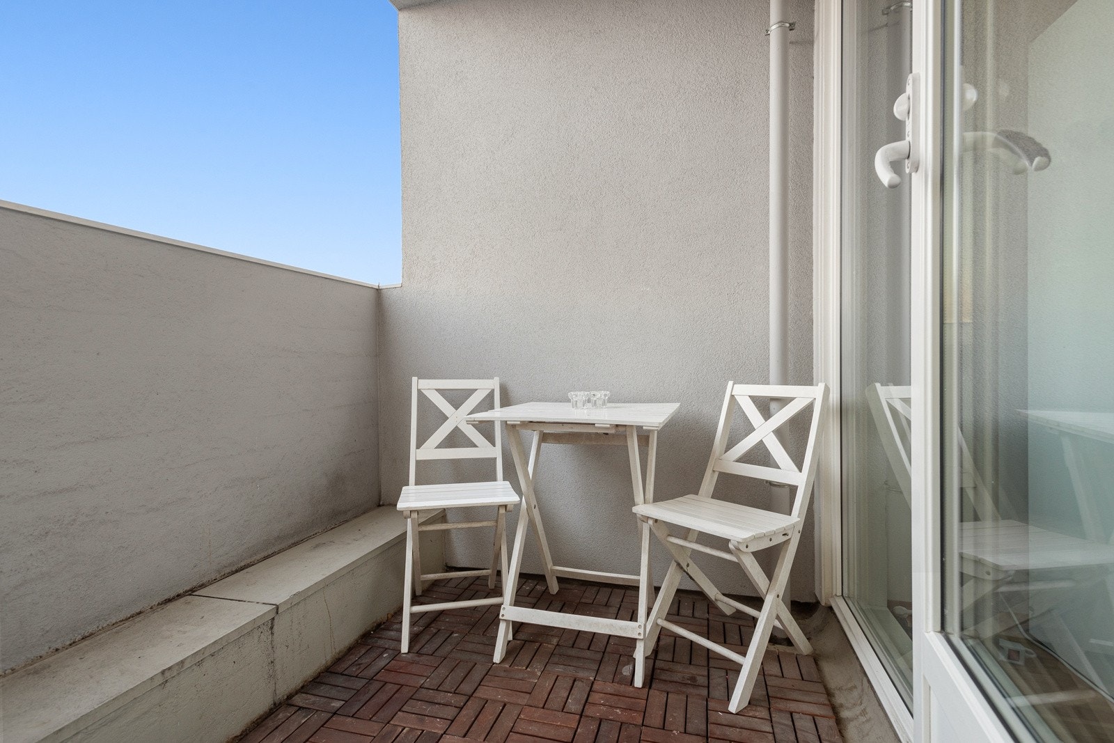 Balkongen er på 3,4 kvm og har plass til et cafésett eller annen møblering med mulighet for å nyte en kaffekopp eller et glass en fin sommerkveld Galleribilde