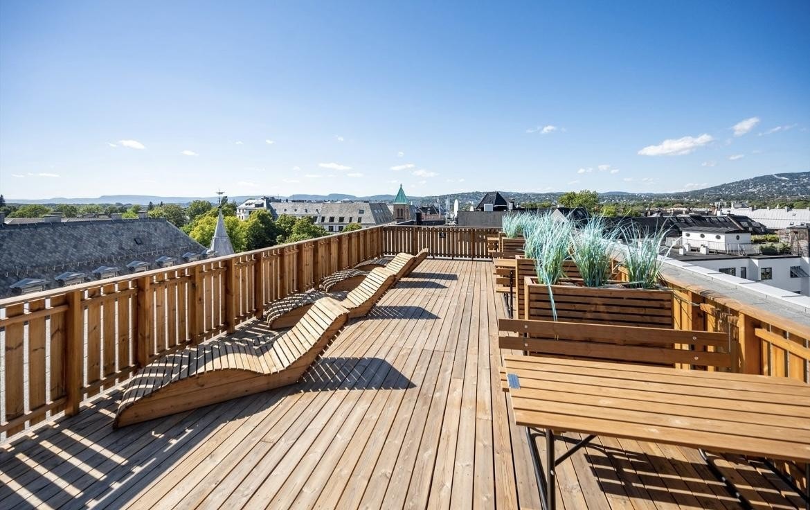 Takterrassen er enkelt tilgjengelig to etasjer opp fra boligen Galleribilde