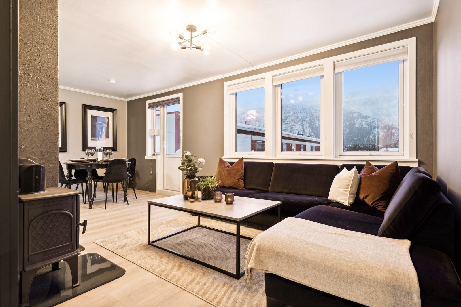 Leiligheten har oppvarming via vedfyring, panelovner og varmekabler på bad. Galleribilde