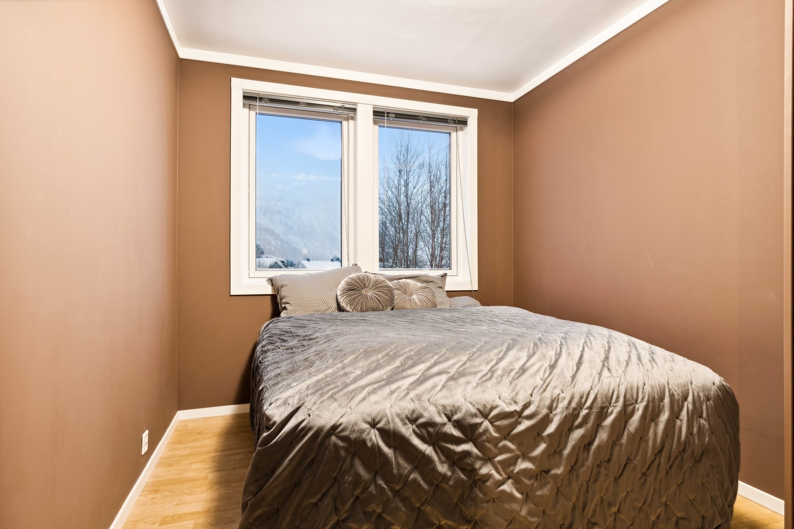 I tillegg til klesskapet har du to disponible boder for ekstra oppbevaring, i kjelleren Galleribilde